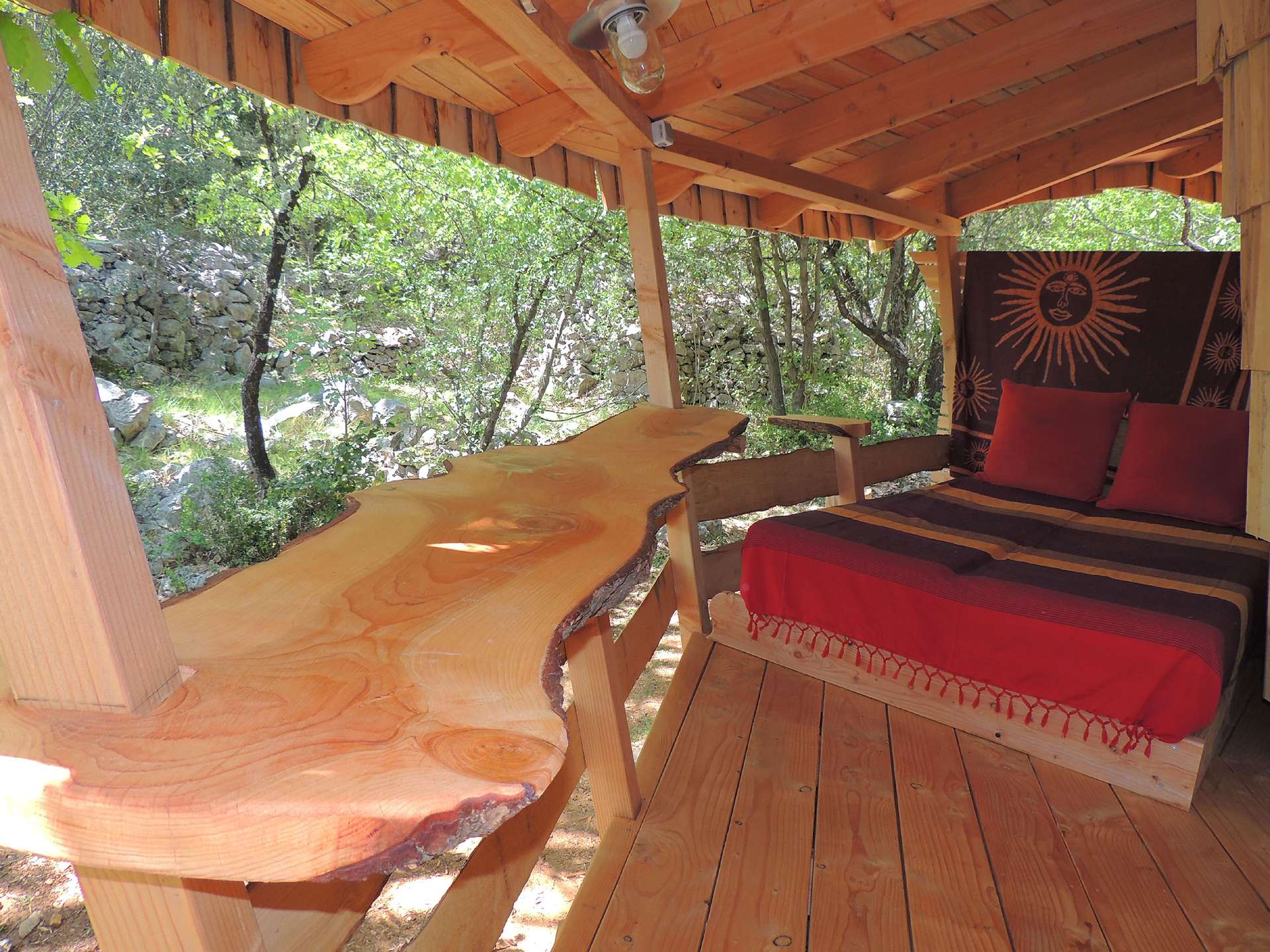 couleurs-indiennes11 Cabane en bois dans la nature, avec un lit confortable et une table en bois massif.