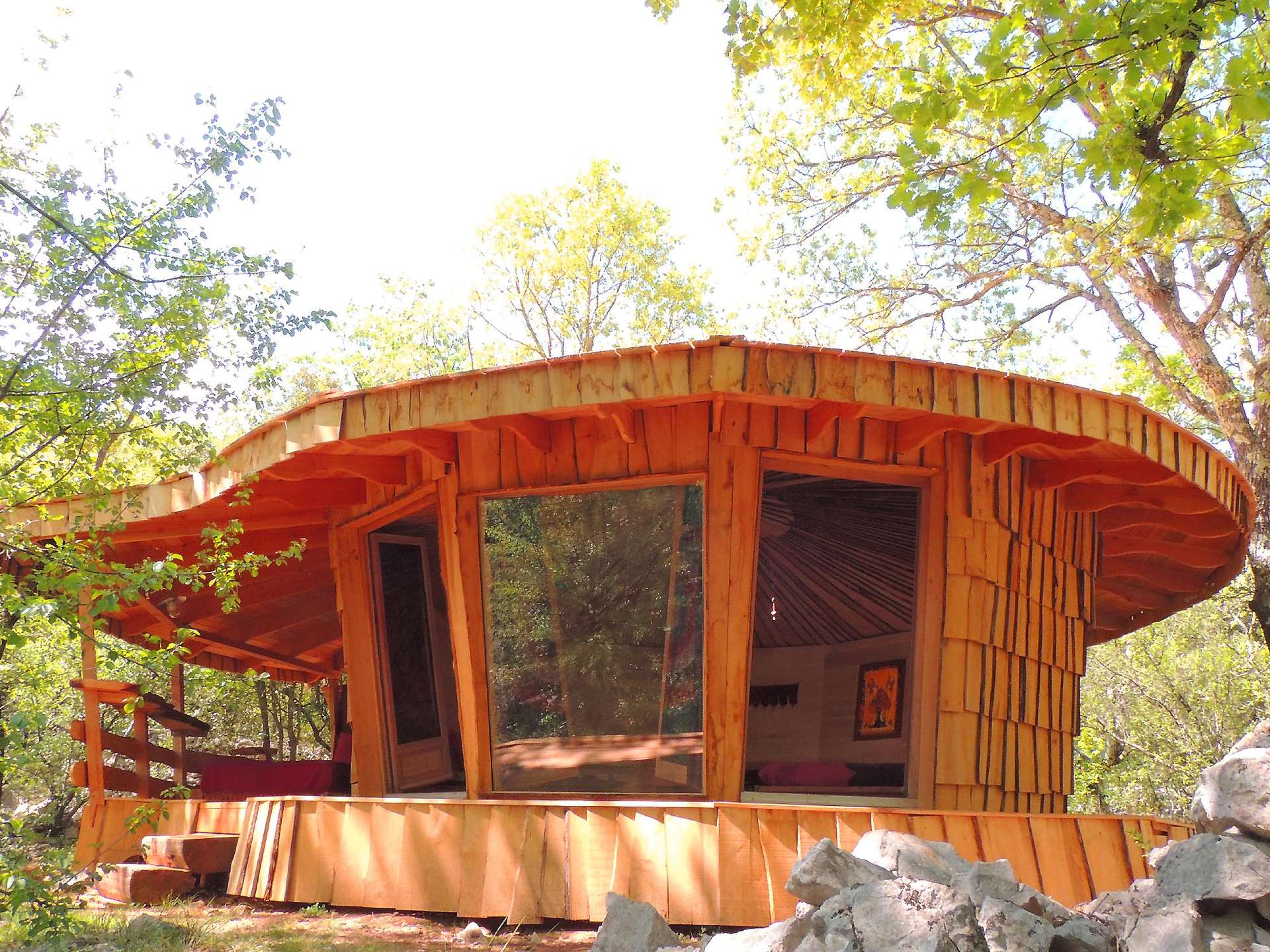 couleurs-indiennes3 Cabane en bois, au design original, nichée dans la verdure du Languedoc-Roussillon.