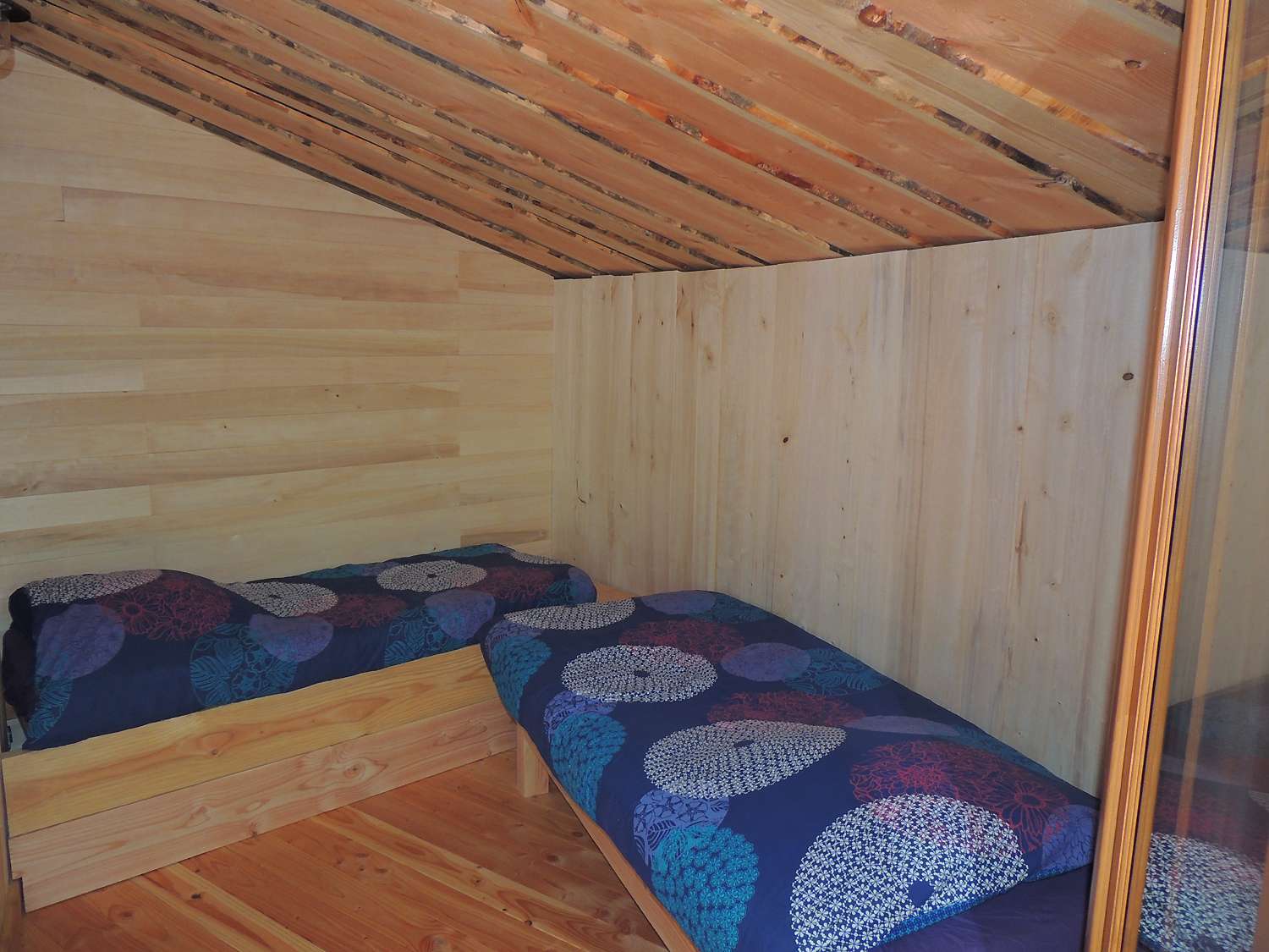 inattendue7 Chalet en bois à Languedoc-Roussillon, avec lits jumeaux et décor coloré.