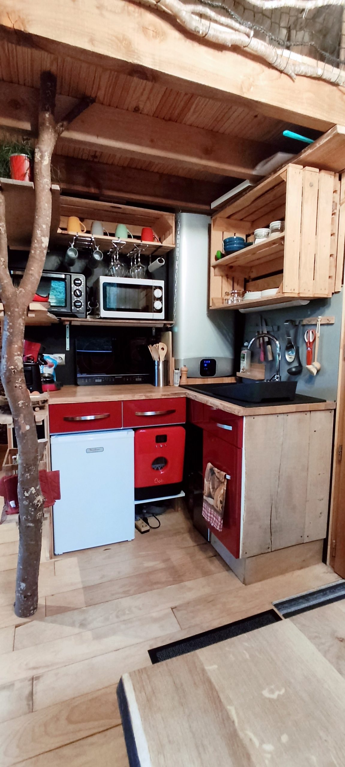 IMG_20220913_173645 Cottage en bois à Grand-Est avec cuisine colorée et éléments en bois naturel.