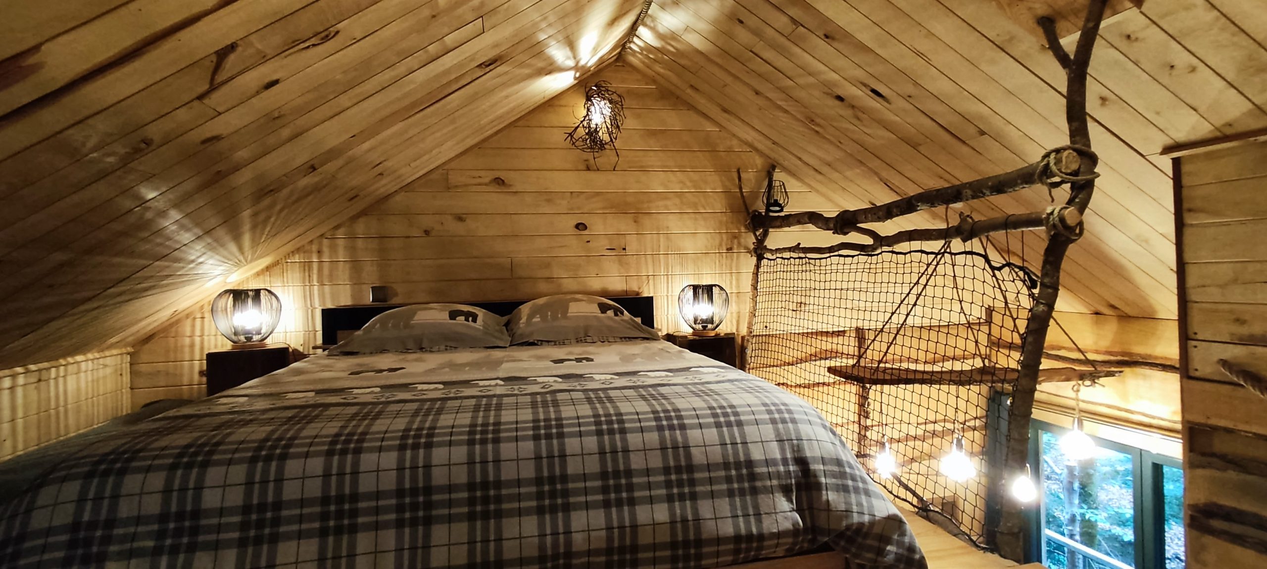 IMG_20220913_174602 Chalet en bois cosy avec lit double et éclairage chaleureux dans les Vosges.