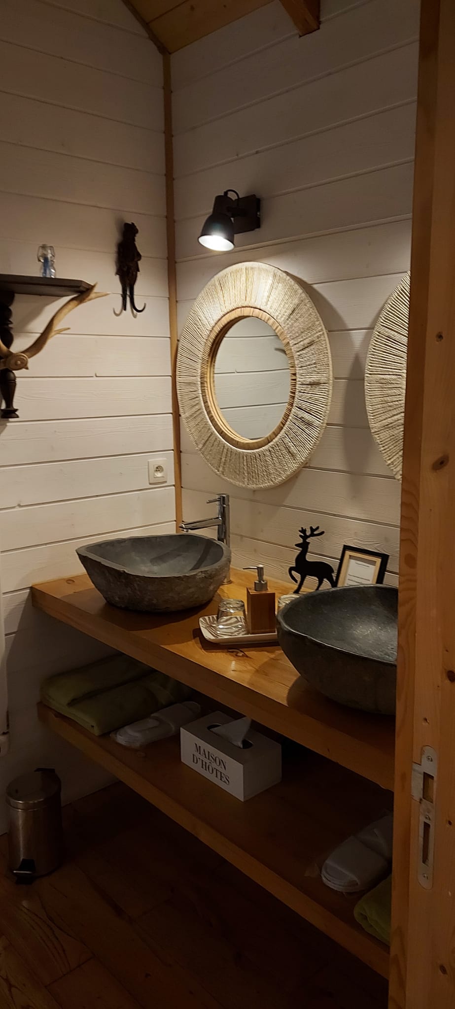 image00001 Salle de bain dun hébergement insolite en Aquitaine, avec deux lavabos en pierre.