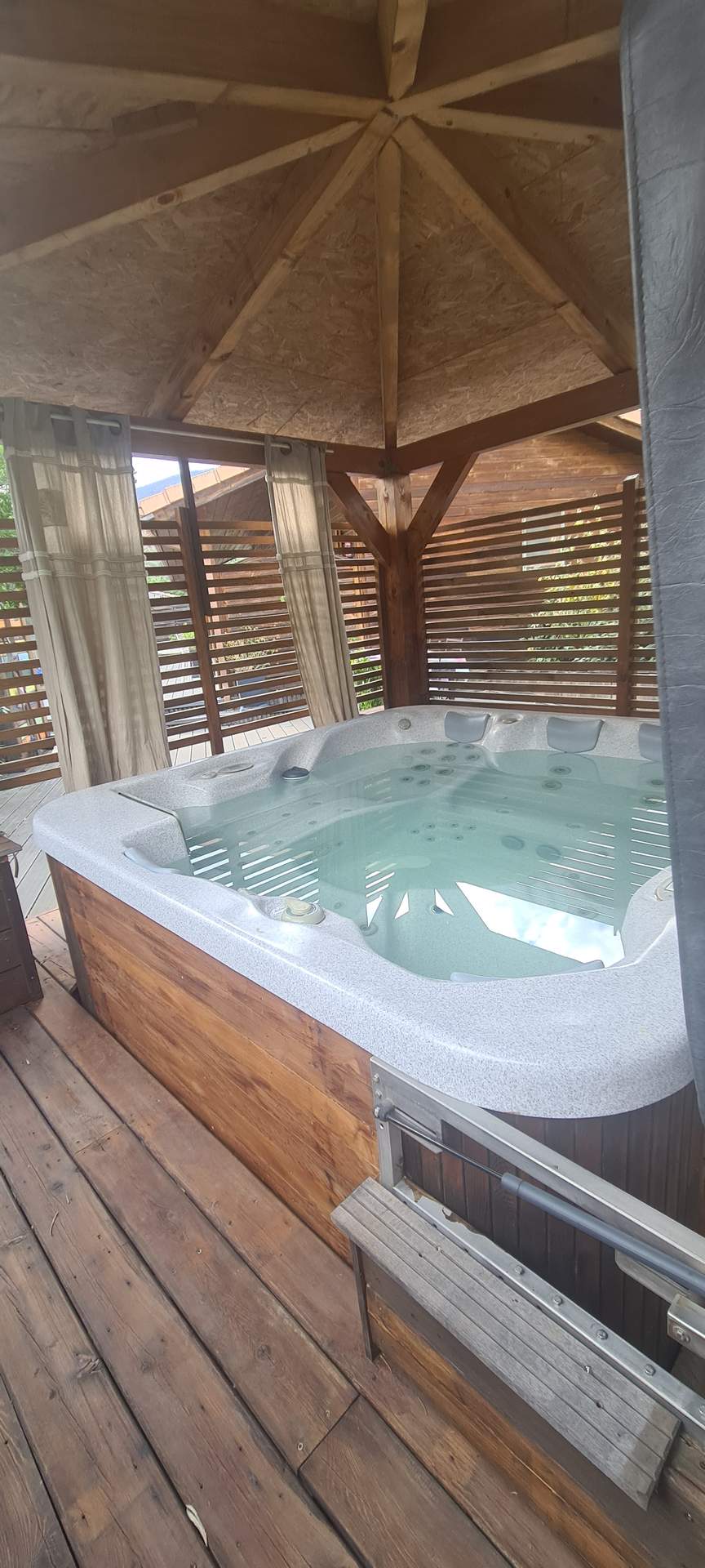 20220830_171900 Hébergement insolite en Corse avec jacuzzi privé sous un abri en bois.