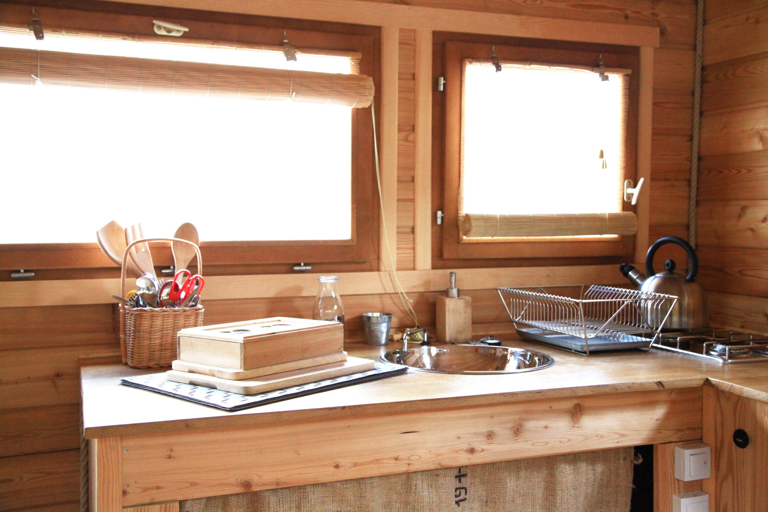 IMG_4302 Cuisine en bois dun hébergement insolite, lumineux et chaleureux au Centre.