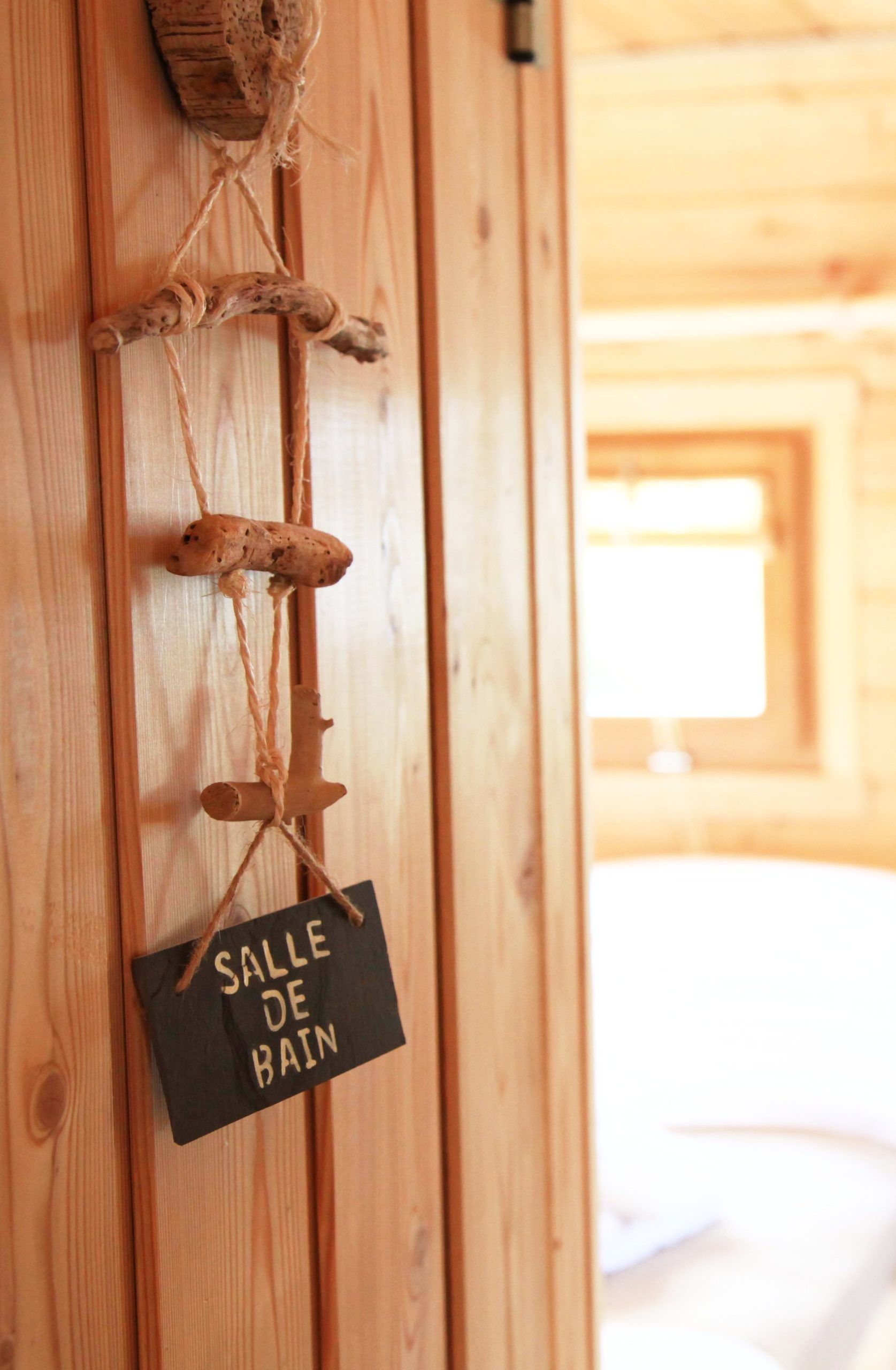 IMG_4318 Hébergement insolite en bois avec une charmante plaque Salle de Bain accrochée.