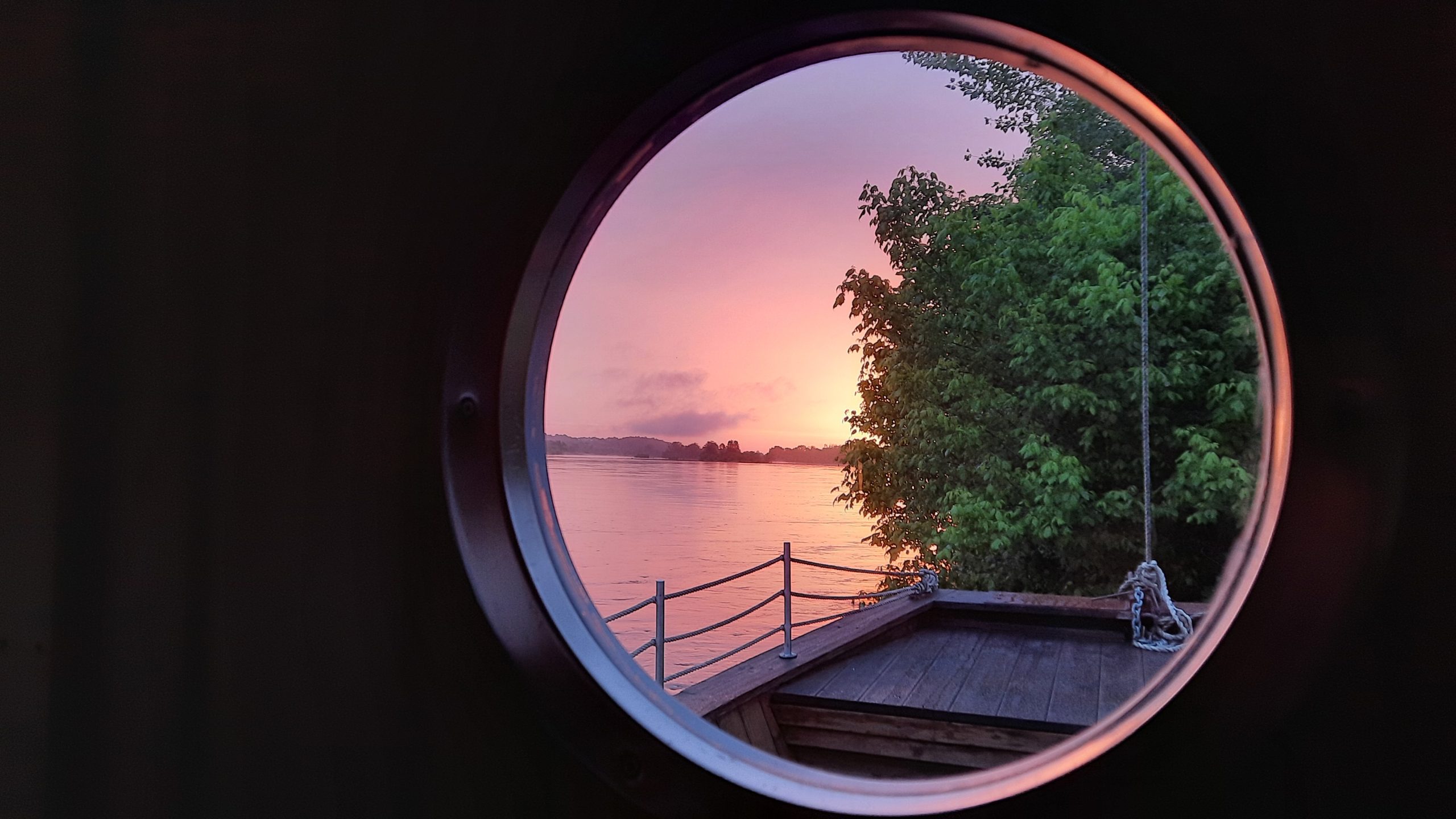 Lever de soleil_C Gay Cabane flottante avec vue circulaire sur un coucher de soleil au bord de leau.