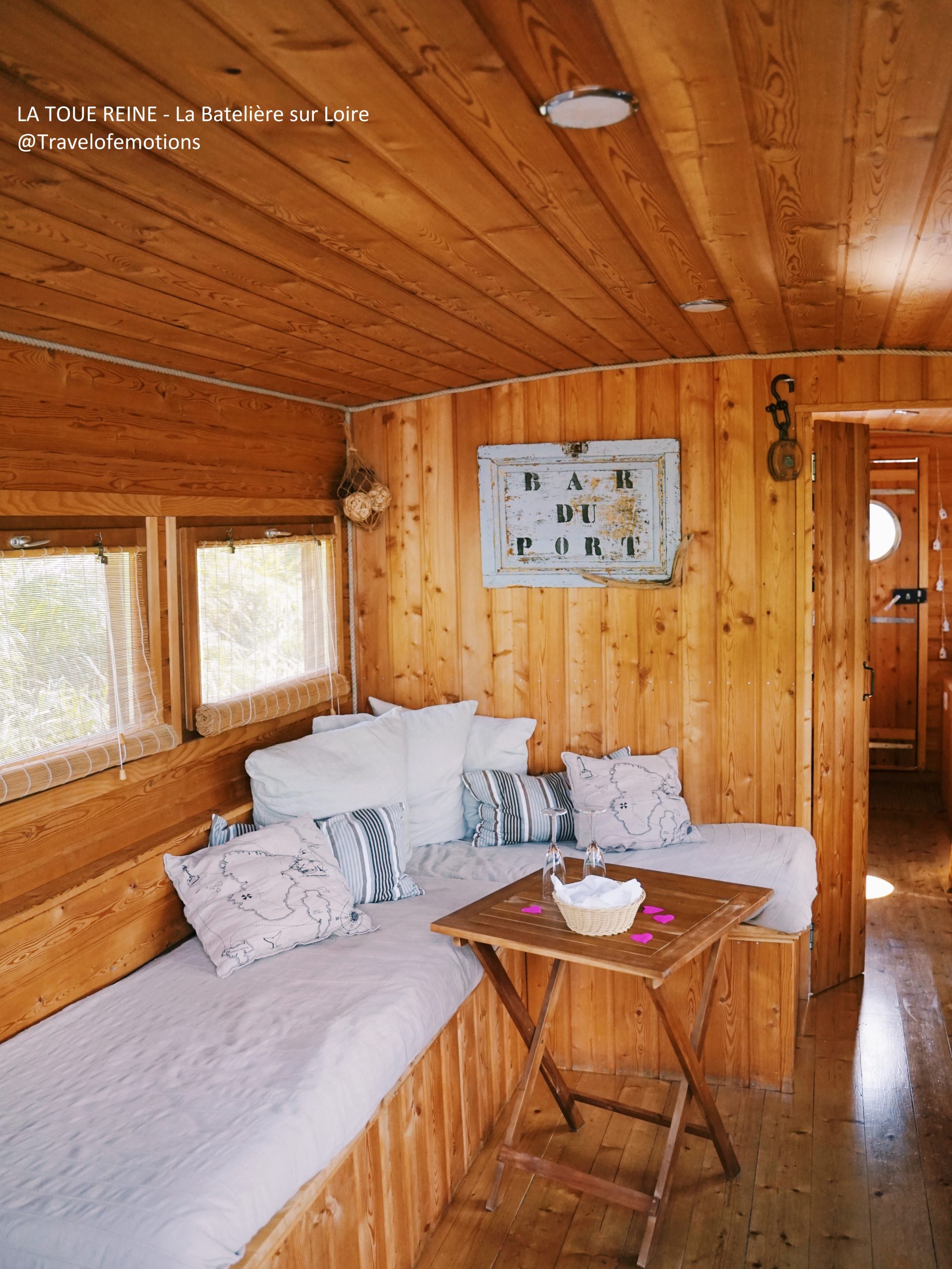 la Toue Reine 2022 - LaBatelièresurloire_Travelofemotions10 Toue en bois au bord de la Loire, intérieur chaleureux avec canapés confortables.