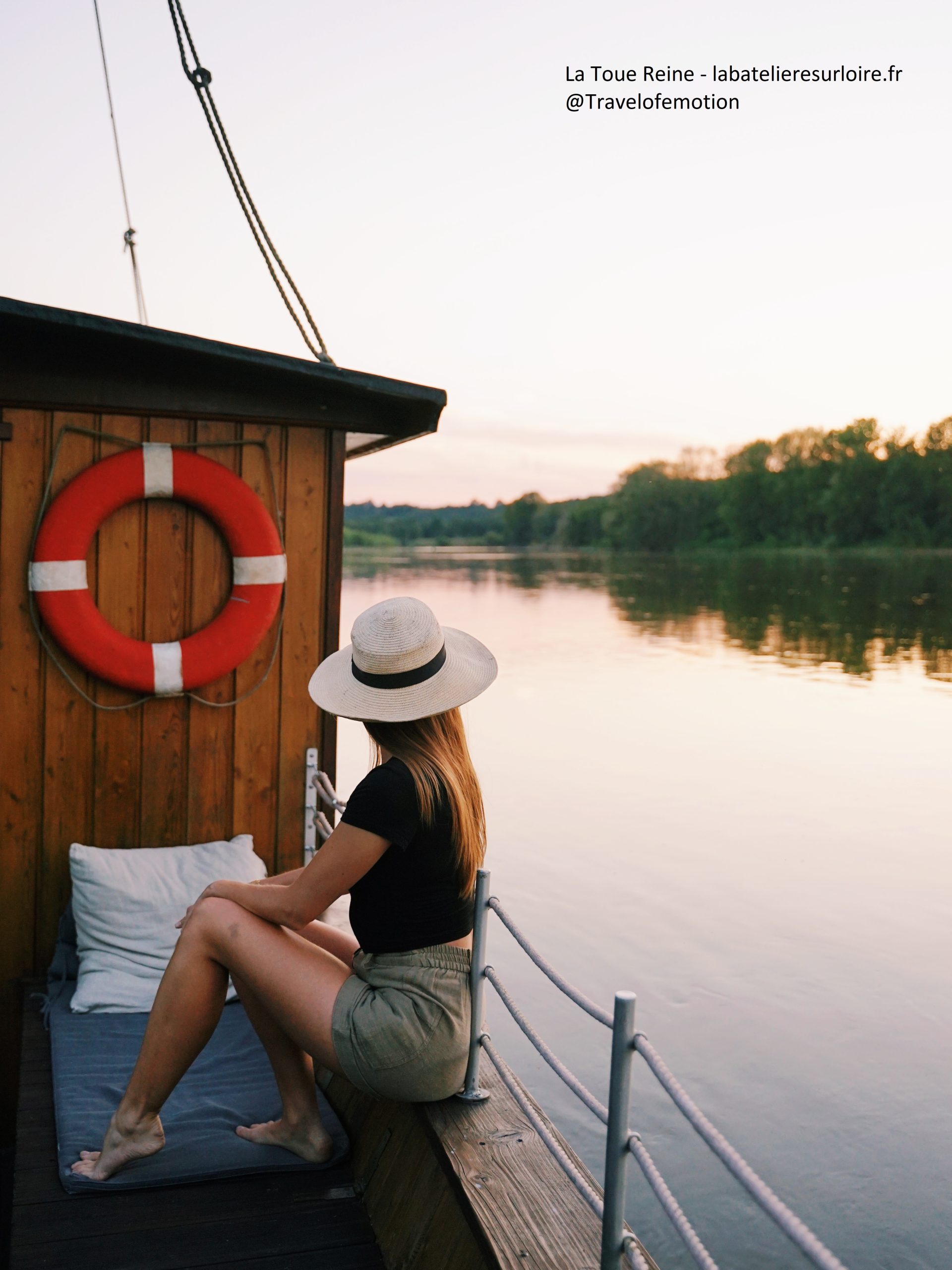 la Toue Reine 2022 - LaBatelièresurloire_Travelofemotions2 Hébergement insolite : Toue sur leau, décorée dune bouée rouge et dun coucher de soleil.
