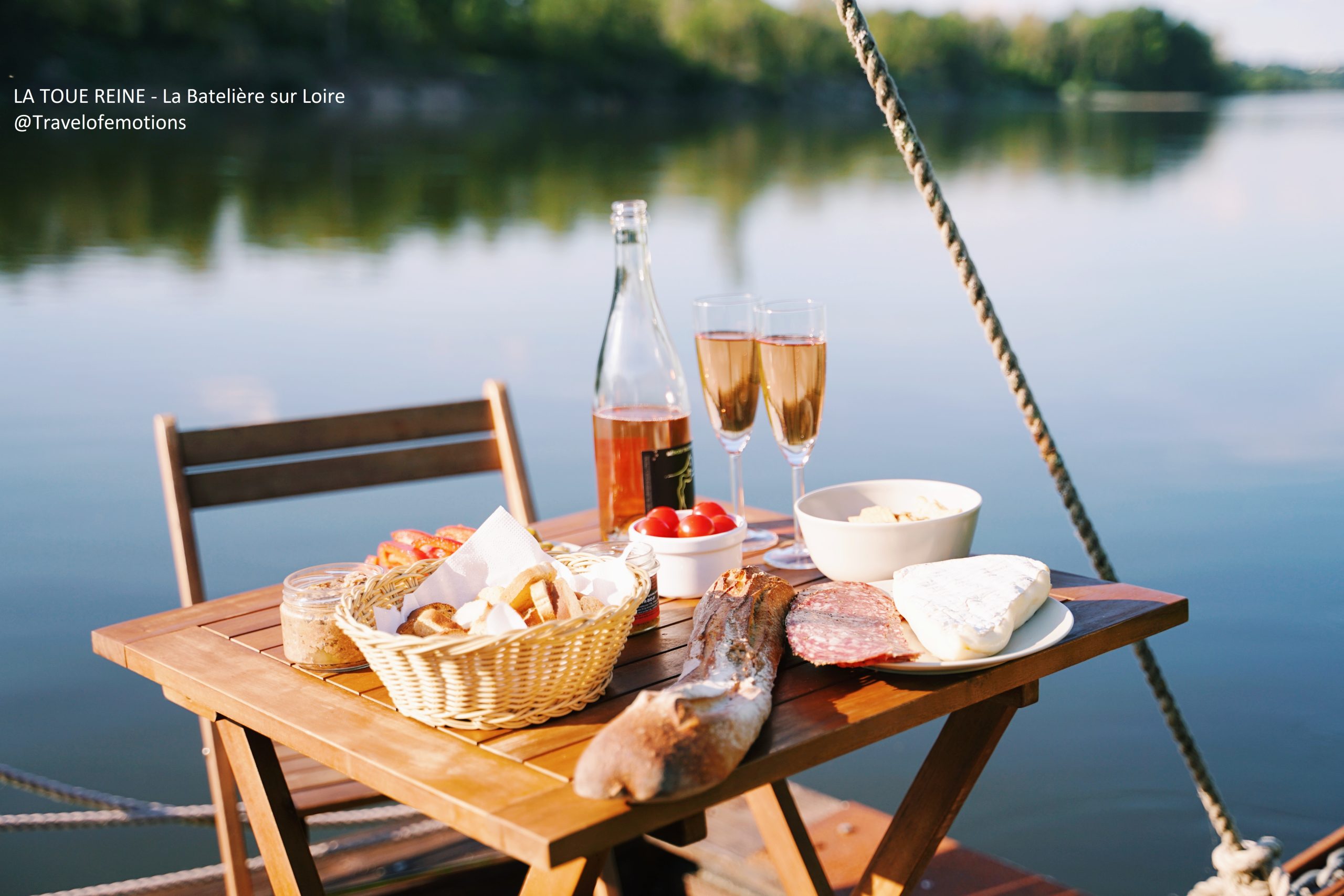 la Toue reine 2022 - LaBatelièresurloire_Travelofemotions3 Hébergement insolite sur une péniche, table dressée avec vue sur la Loire.