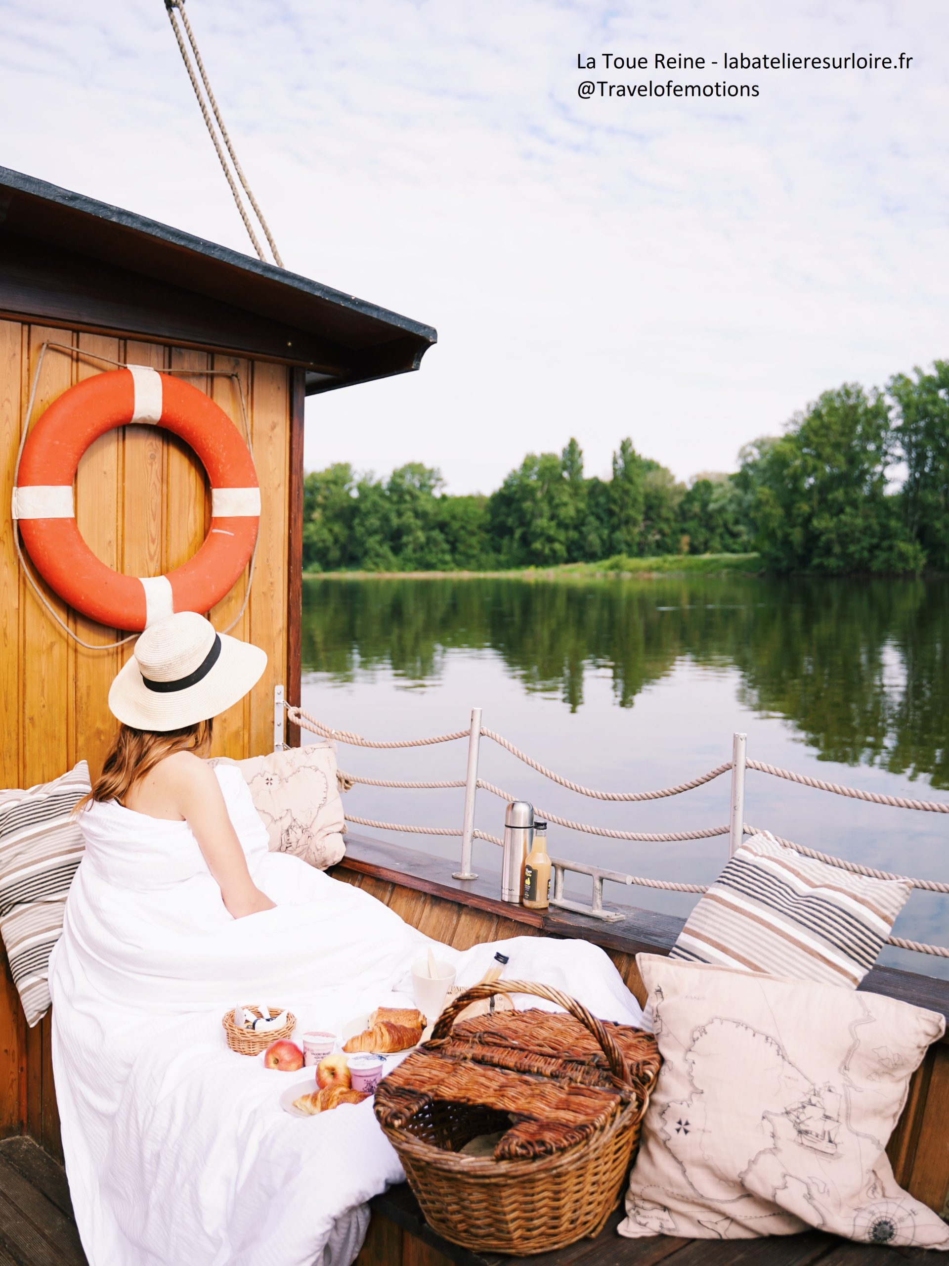 la Toue reine 2022 - LaBatelièresurloire_Travelofemotions4 Hébergement insolite : toue sur leau, vue paisible sur la rivière et panier gourmand.