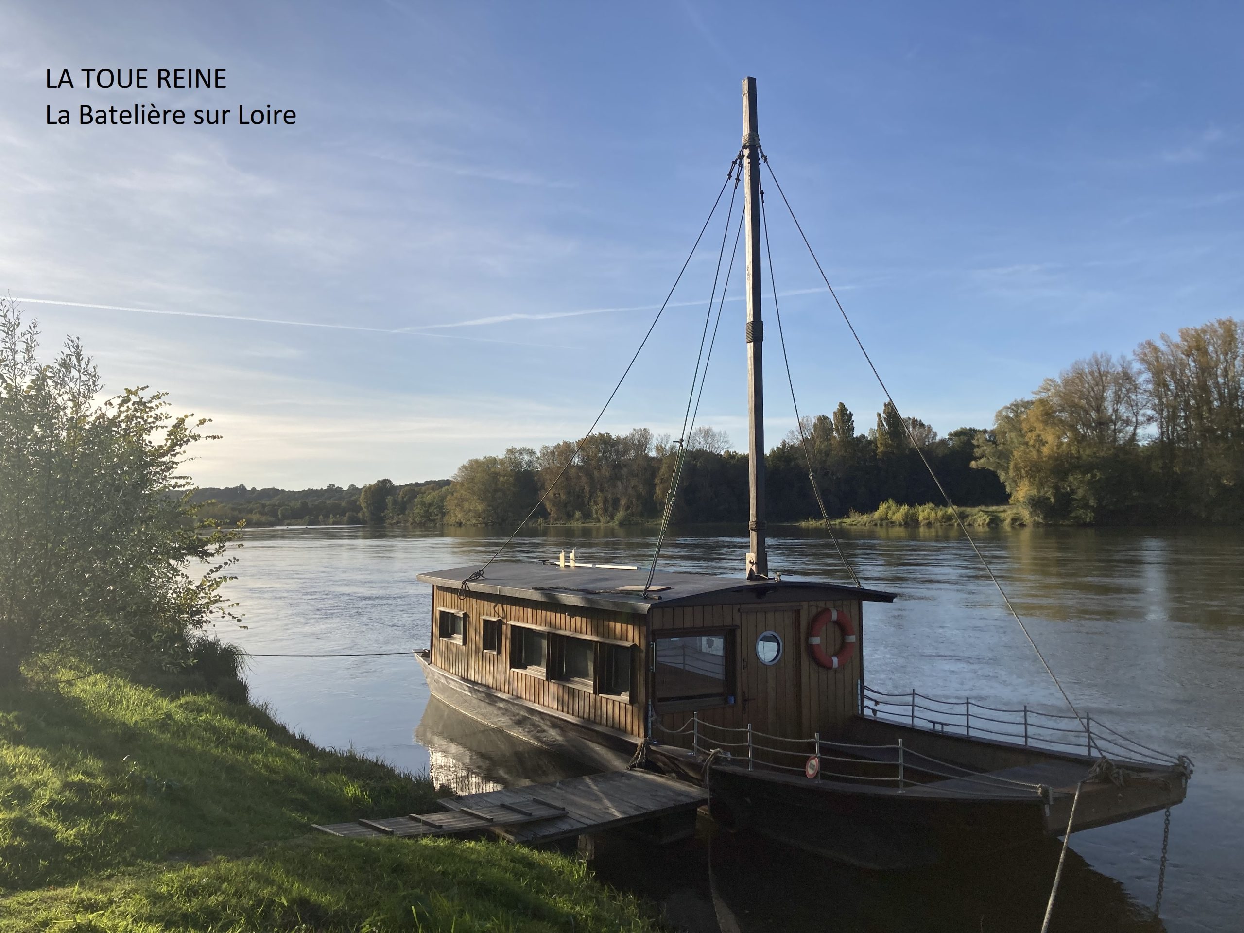 la toue reine - 2022 ext-La batelièresurloire Hébergement insolite : une toue sur la Loire, bois chaleureux et vue paisible sur leau.
