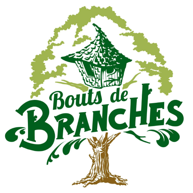 Cabane dans les arbres, entourée dune grande verdure accueillante.