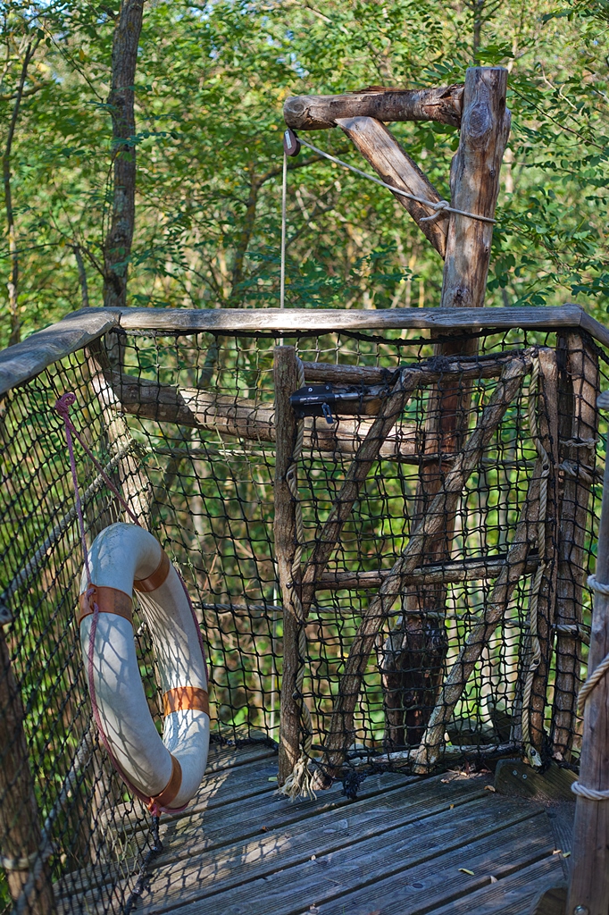 pecheur_potence Cabane perchée dans les arbres, avec un filet de sécurité et une bouée de sauvetage.