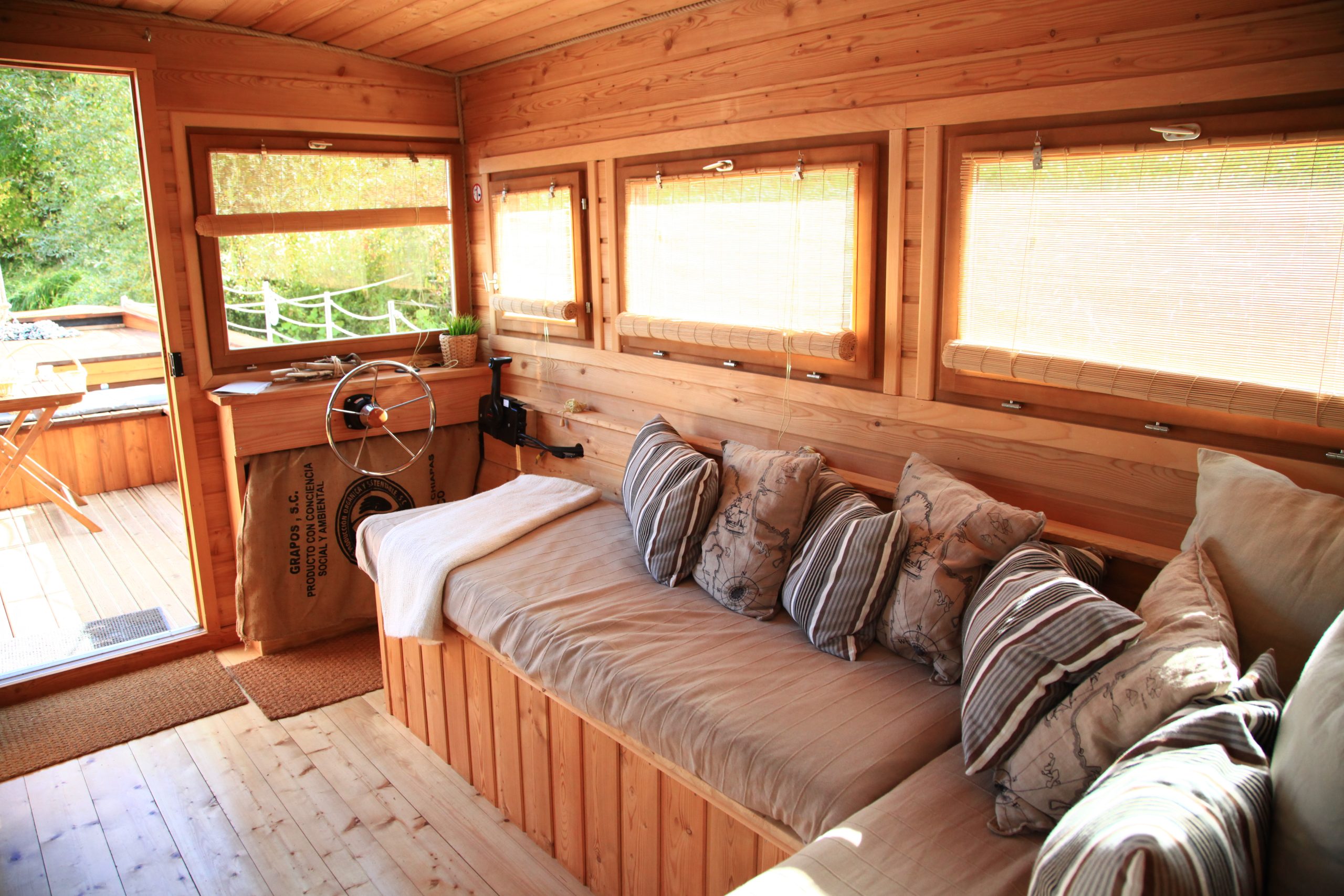 salon toue reine Hébergement insolite en bois avec un salon lumineux et confortable, idéal pour se détendre.