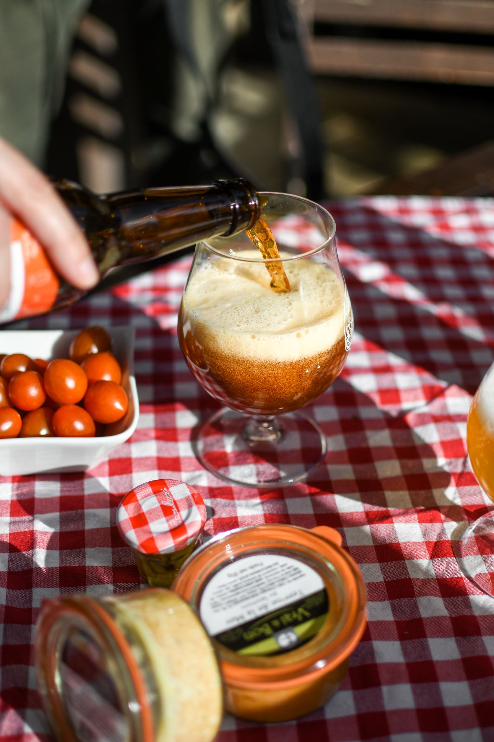Cabane Chêne apéritif - bière -crédit - Jordan sapally -2021 Dégustation de bière artisanale dans un hébergement insolite en Hauts-de-France.