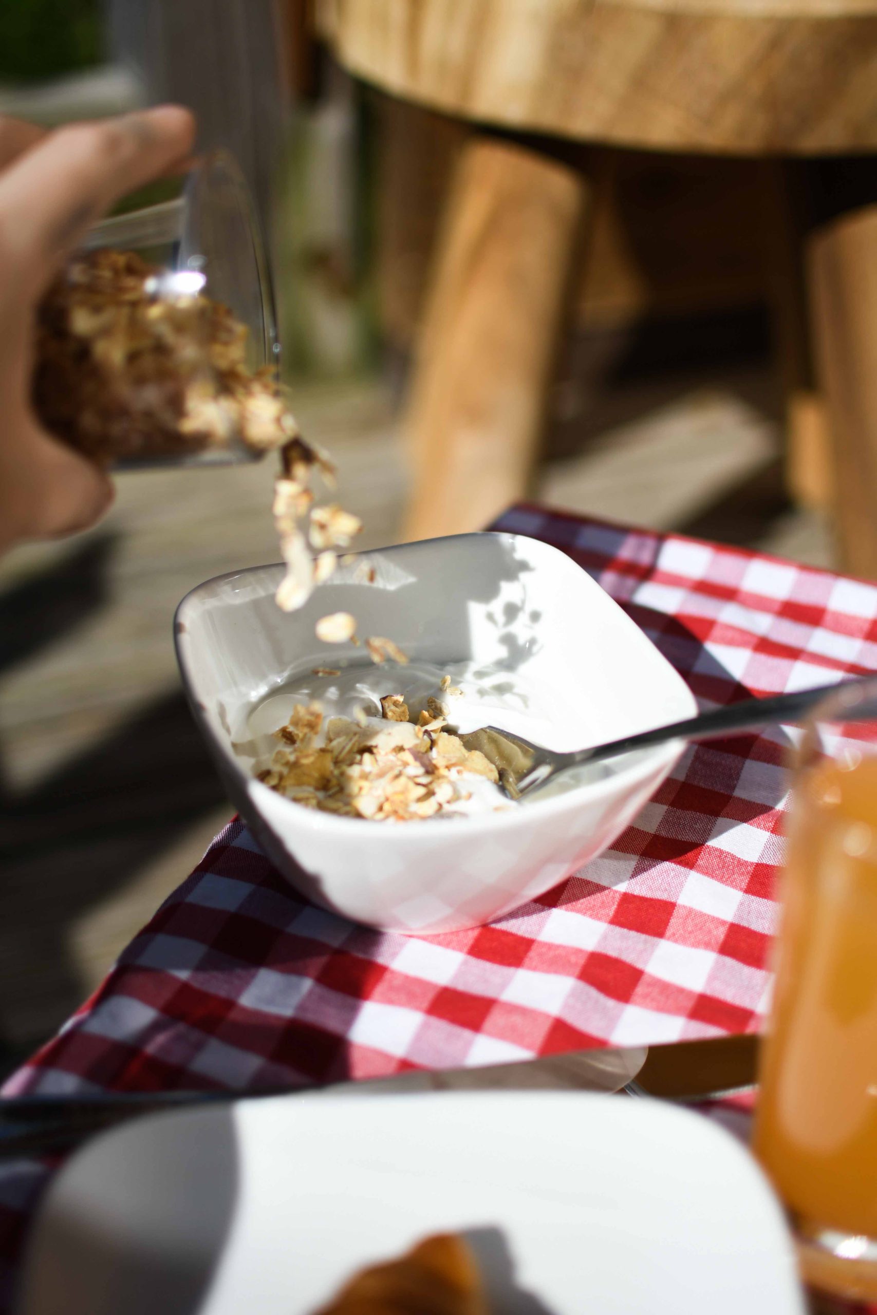 Chêne petit dej Bois de Rosoy crédit - Jordan Sapally Mai 2022 Petit-déjeuner dans un hébergement insolite en Hauts-de-France, avec granola sur yaourt.