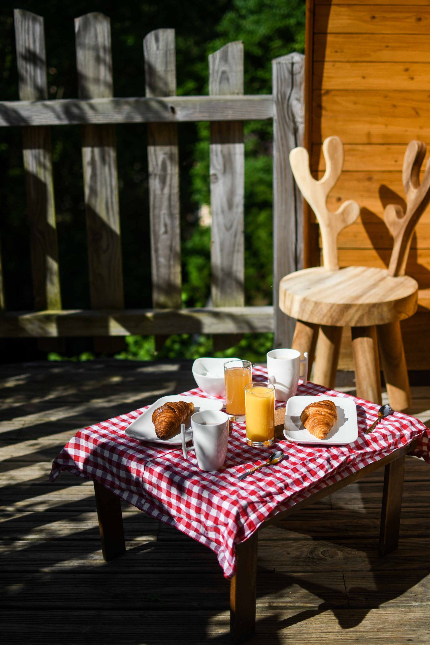 Chêne petit dej Bois de Rosoy crédit - Jordan Sapally Mai 2022 (4) Hébergement insolite en Hauts-de-France avec petit déjeuner sur une table en bois.