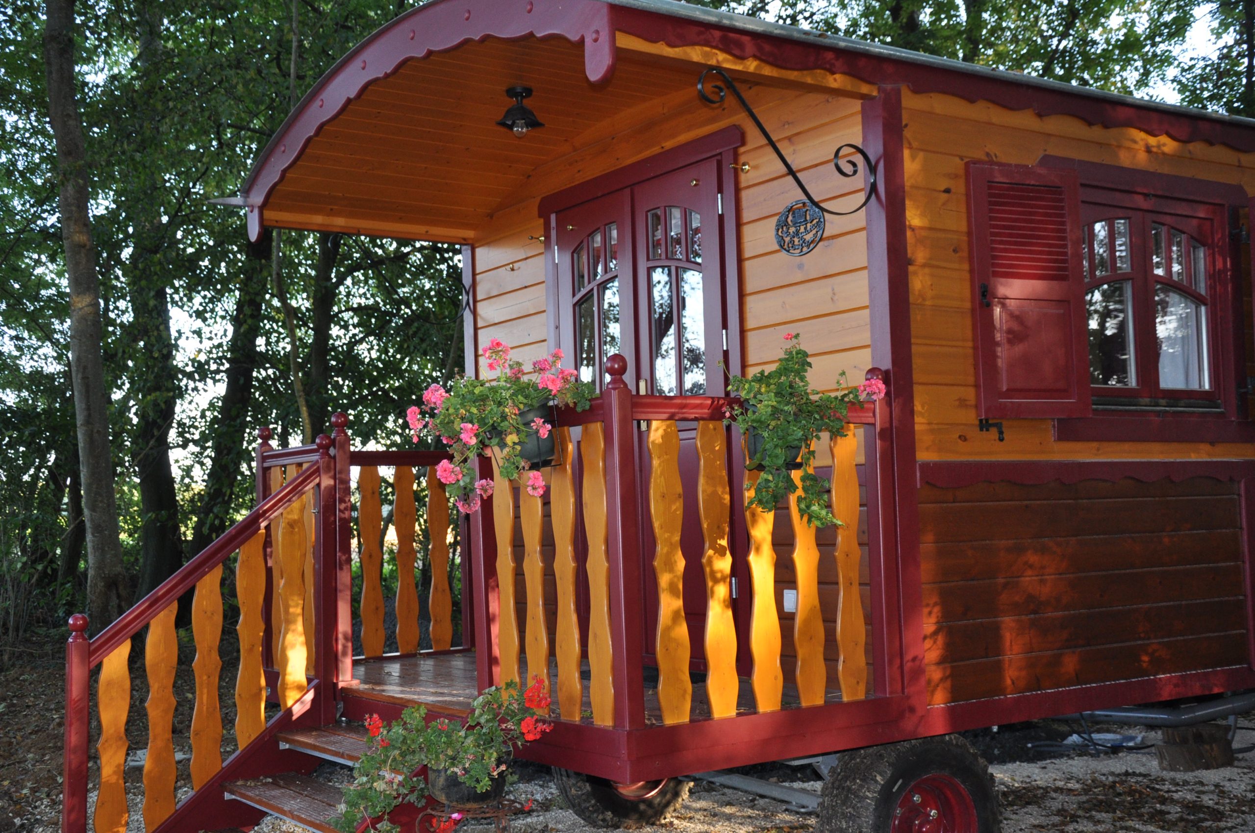 roulotte des elfes fleurie 006