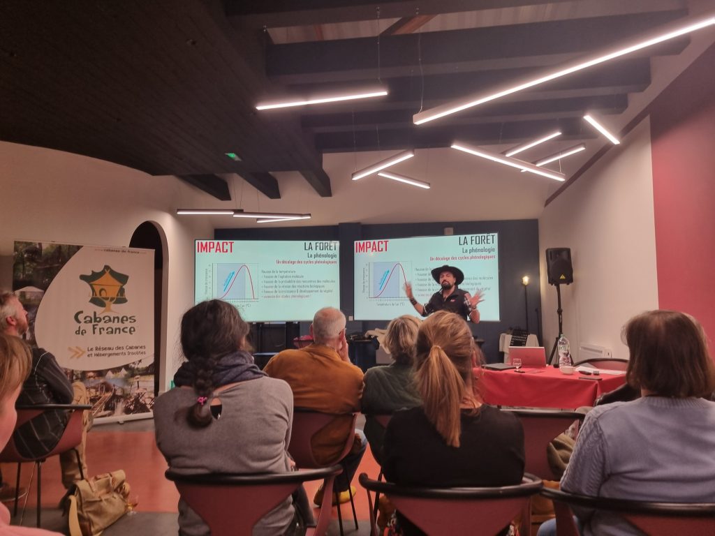 Salle de conférence moderne pour séminaires, avec un intervenant captivant.
