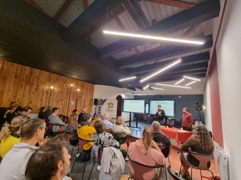 Salle de séminaire moderne, bois et lumière naturelle, pour hébergement touristique.
