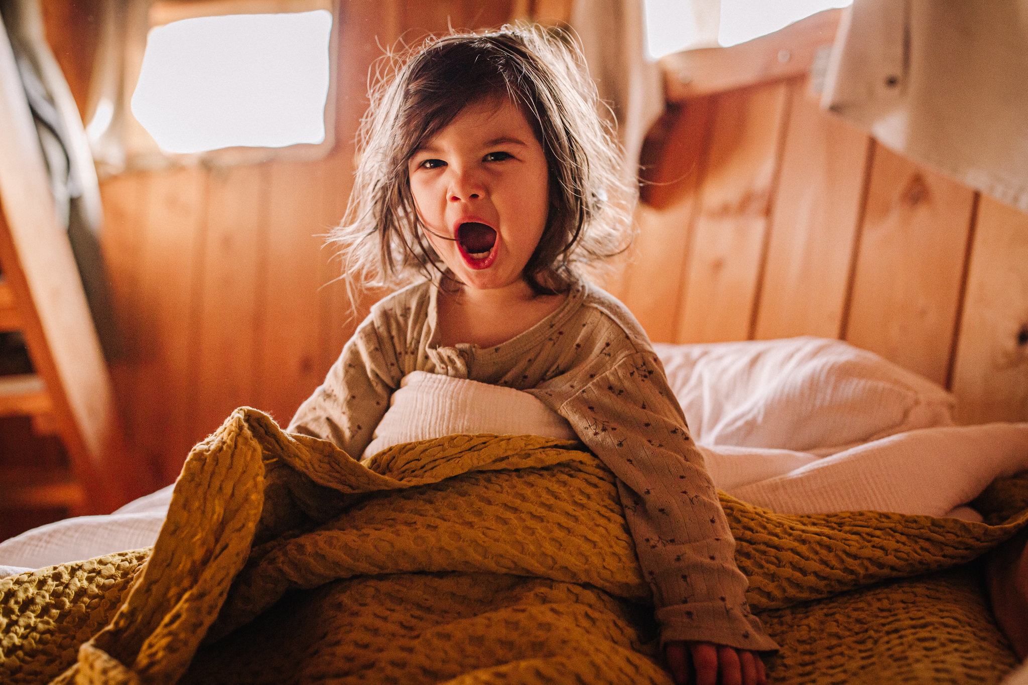 Entreprise_ChouetteCabane_JustineB-137 Enfant se réveillant dans un hébergement insolite en bois, ambiance chaleureuse.