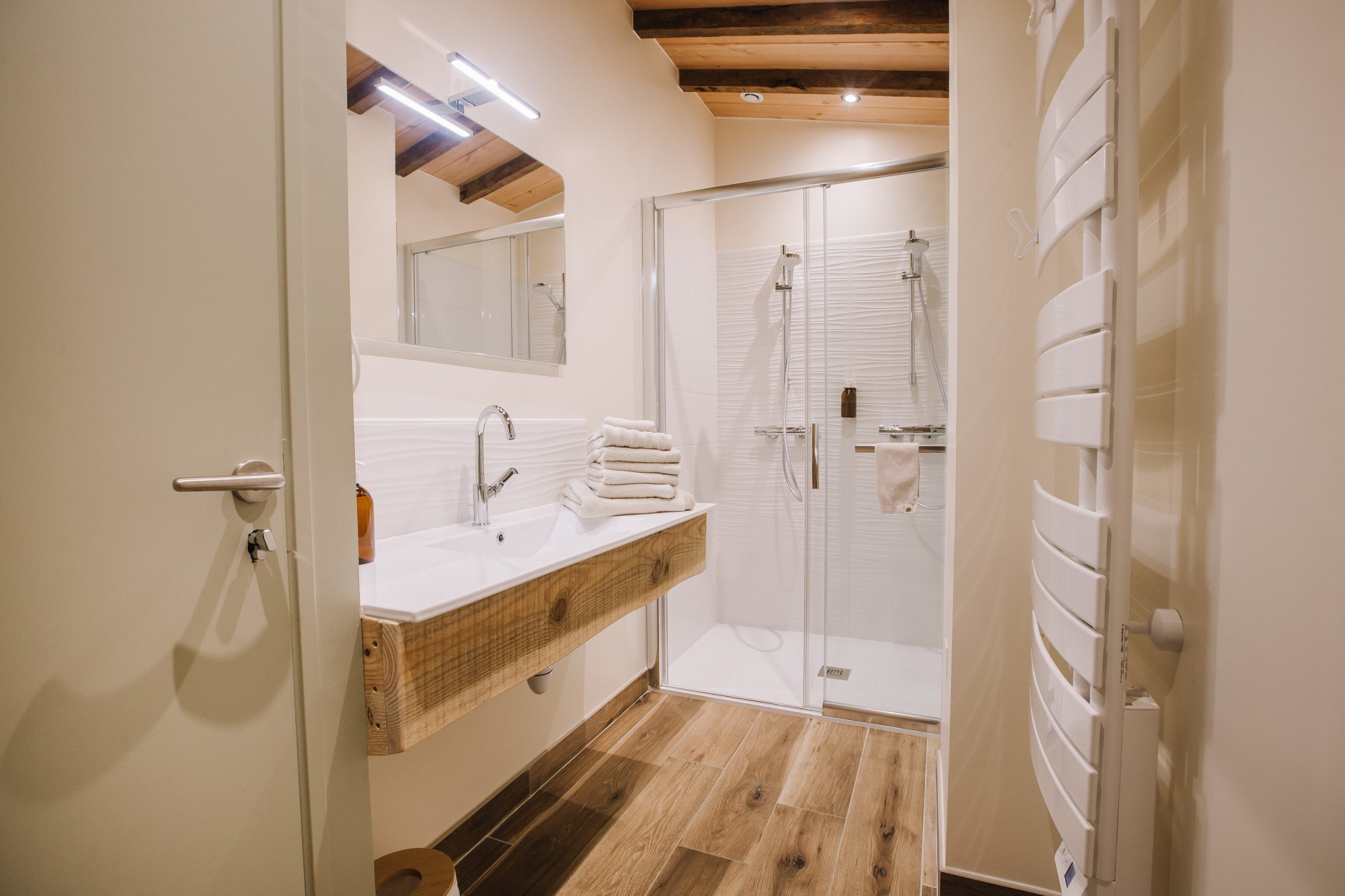 Entreprise_ChouetteCabane_JustineB-17 (1) Salle de bain moderne dun hébergement insolite en Pays de la Loire, avec douche spacieuse.