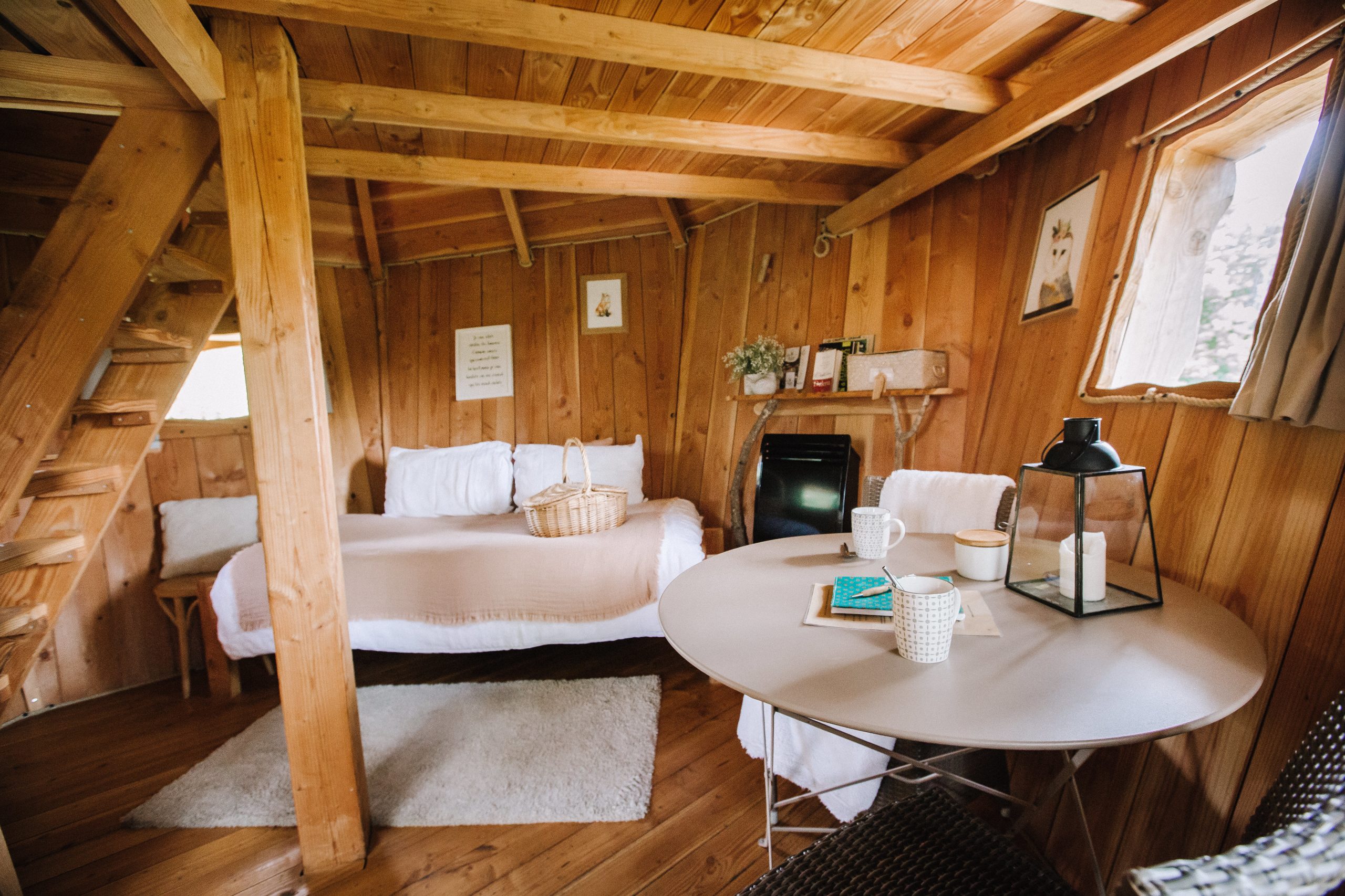 Entreprise_ChouetteCabane_JustineB-17 Cabane en bois dans les Pays de la Loire, avec un intérieur chaleureux et cosy.