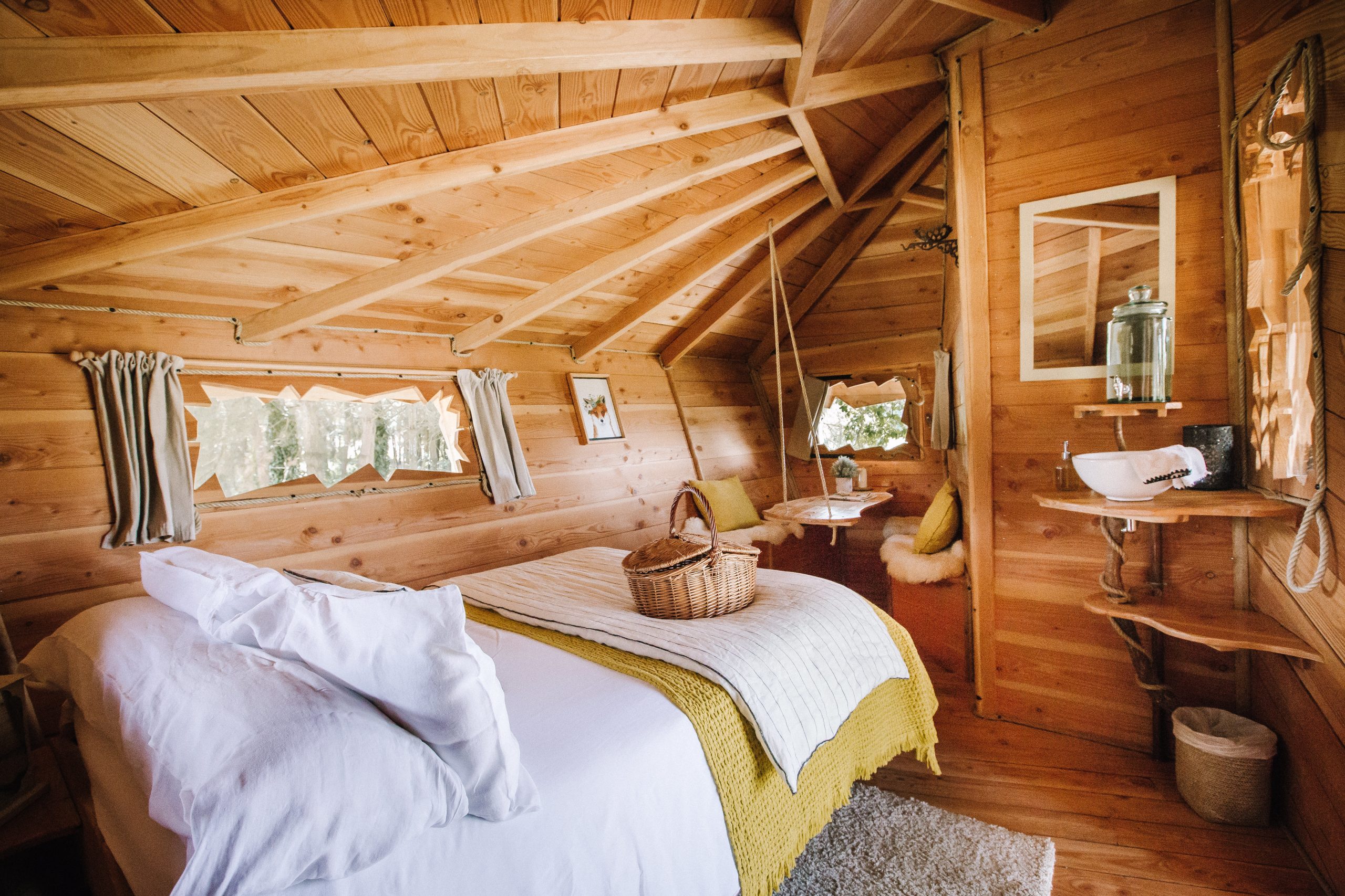 Entreprise_ChouetteCabane_JustineB-2 Cabane en bois chaleureuse avec lit douillet et décor naturel à Pays de la Loire.