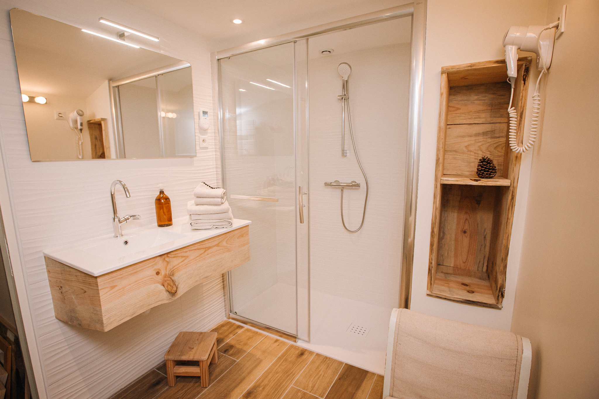 Entreprise_ChouetteCabane_JustineB-233 Salle de bain moderne dun hébergement insolite en Pays de la Loire, avec douche vitrée.