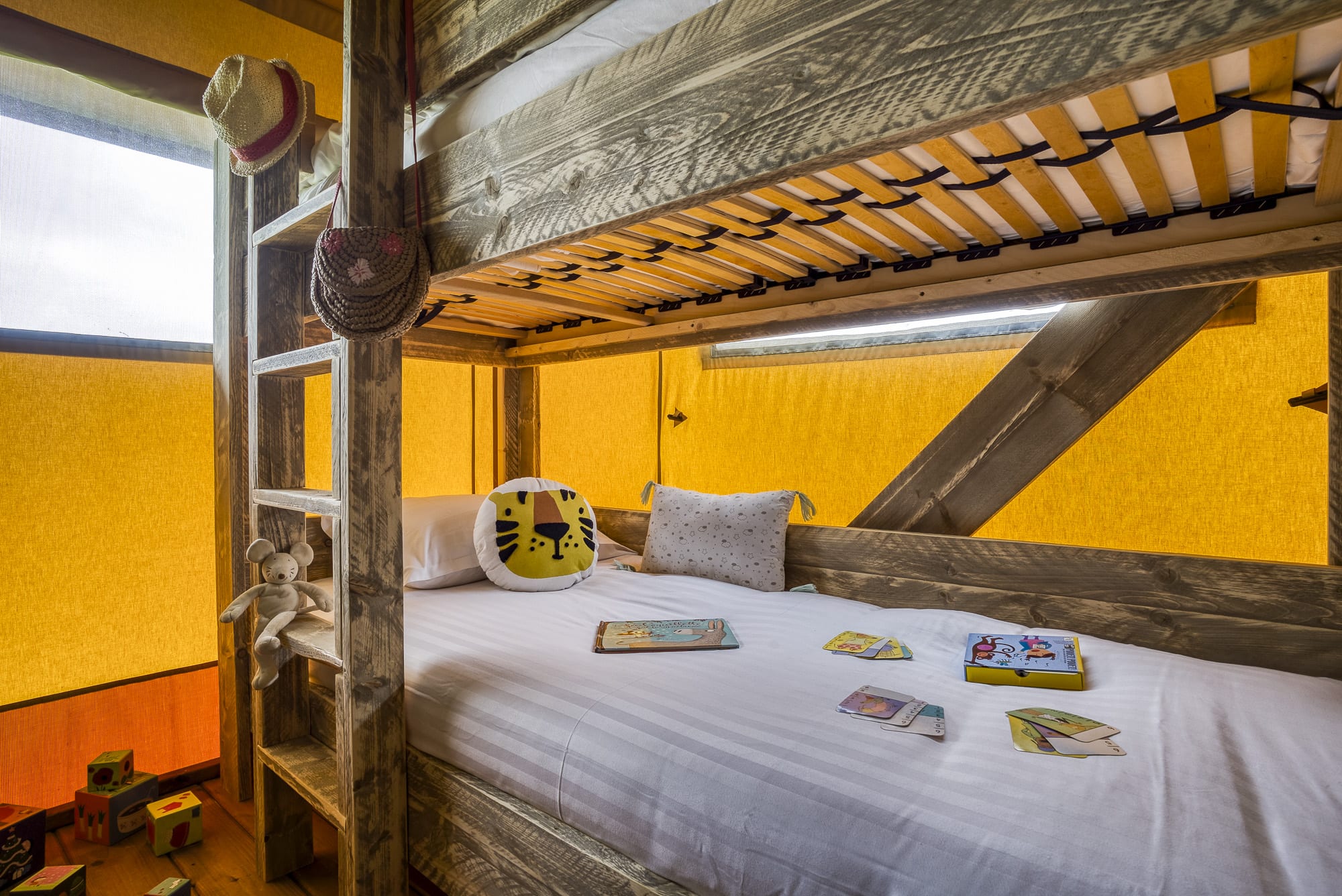 VFP_Topi_4 Cabane en bois colorée avec lits superposés et décor ludique pour enfants.