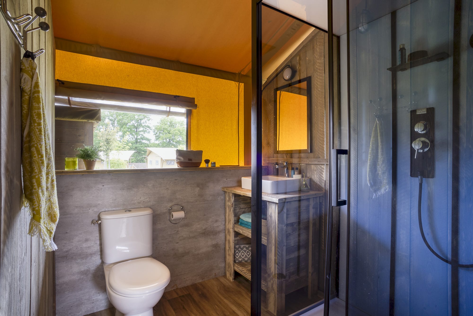 VFP_Topi_5 Salle de bain moderne dun hébergement insolite en Nouvelle-Aquitaine, avec douche spacieuse.