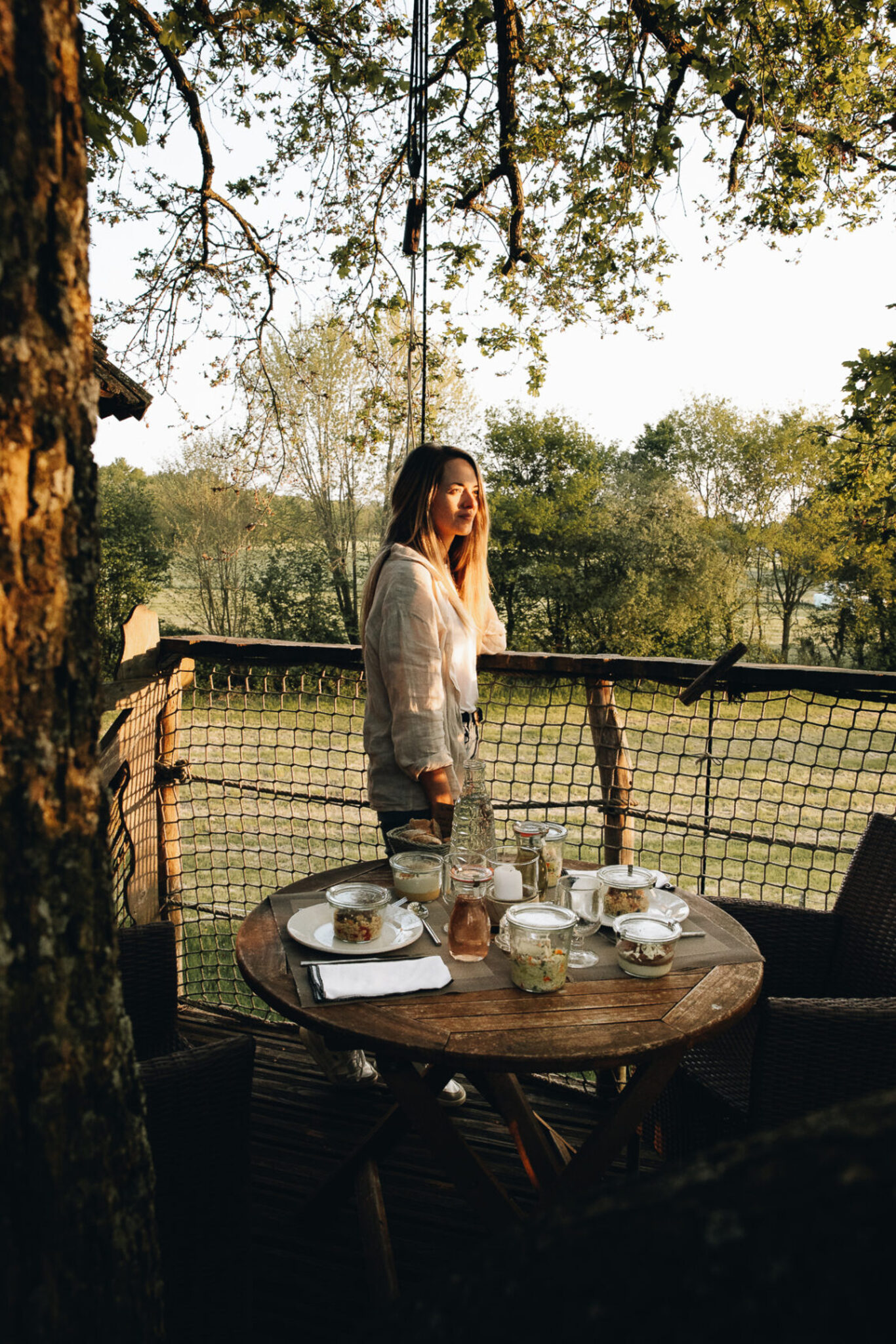 chouette-cabane6-mayenne-hellotravelers-e1651608412628 (1) Cabane perchée dans les arbres avec une vue sur la nature et un petit déjeuner en plein air.