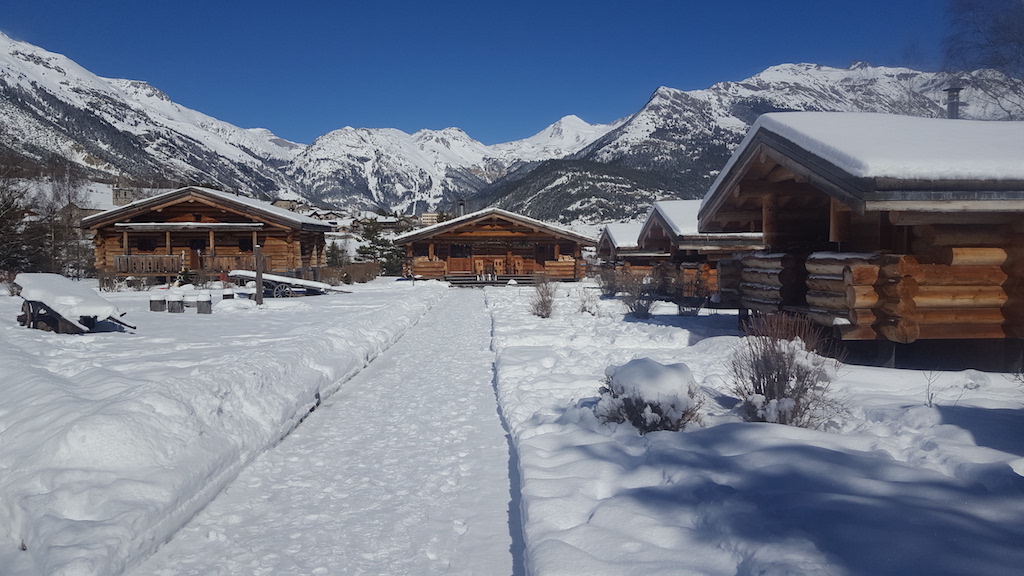 8 Le Parc National de la Vanoise en hiver Chalets en bois dans un paysage enneigé des montagnes dAuvergne-Rhône-Alpes.