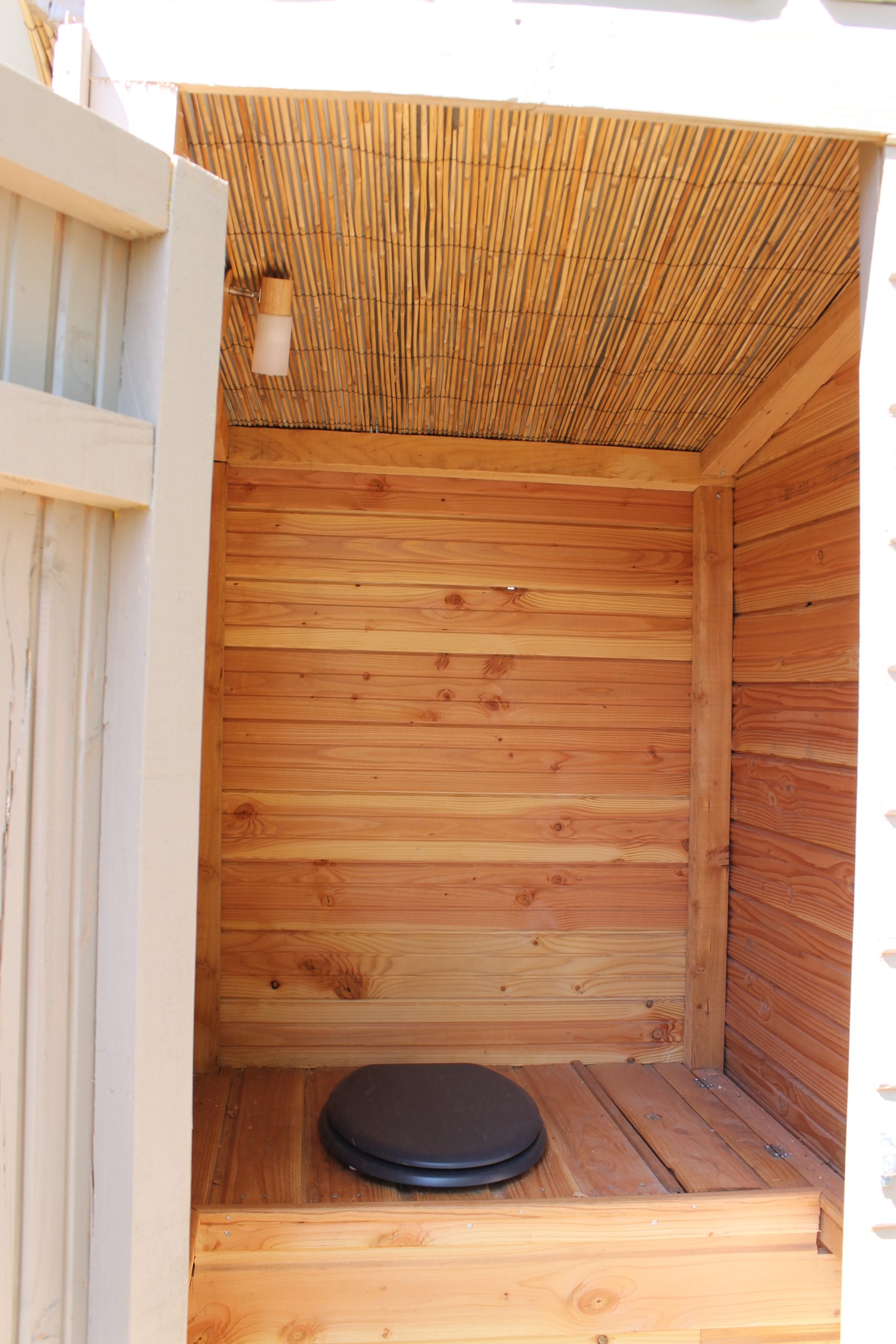 IMG_0243 Cabane en bois avec un intérieur chaleureux et un siège en bois, idéal pour un séjour unique.