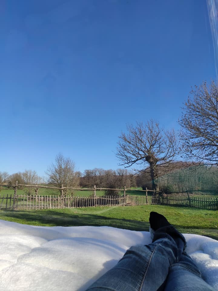 160328033_3886315358090820_4314024876041636315_n Hébergement insolite en bulle transparente, vue sur un ciel bleu et un paysage verdoyant.