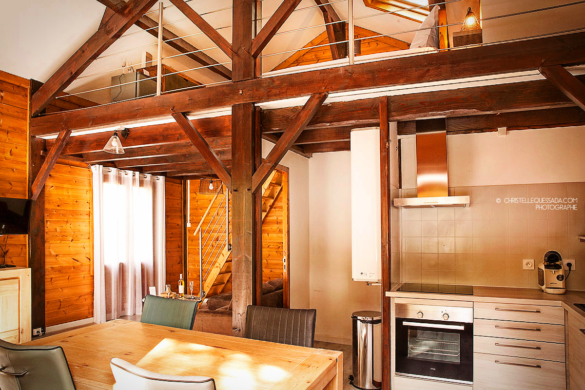 Cabane perchee chalet Quercy La Male spa Toulouse Hébergement insolite en bois à Midi-Pyrénées, avec poutres apparentes et cuisine moderne.