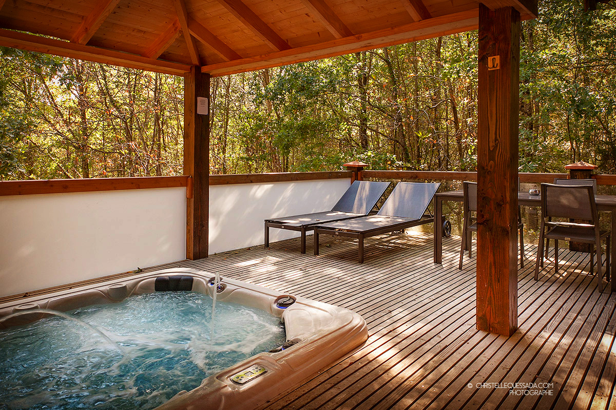 Chalet perché spa La male Toulouse Hébergement insolite en Midi-Pyrénées avec jacuzzi et chaises longues en bois.