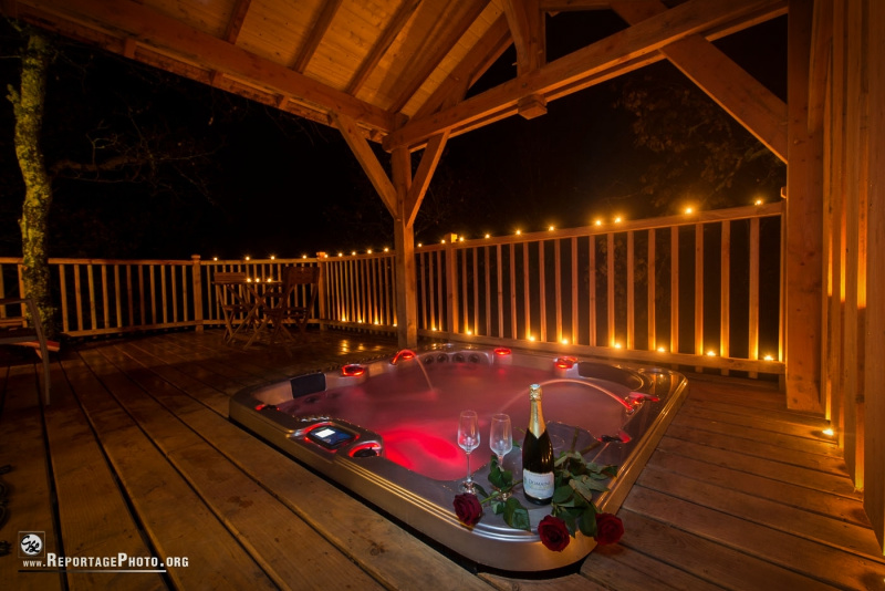 Domaine de La Male spa cabane perchée Toulouse Hébergement insolite en Midi-Pyrénées avec jacuzzi romantique sous une pergola illuminée.
