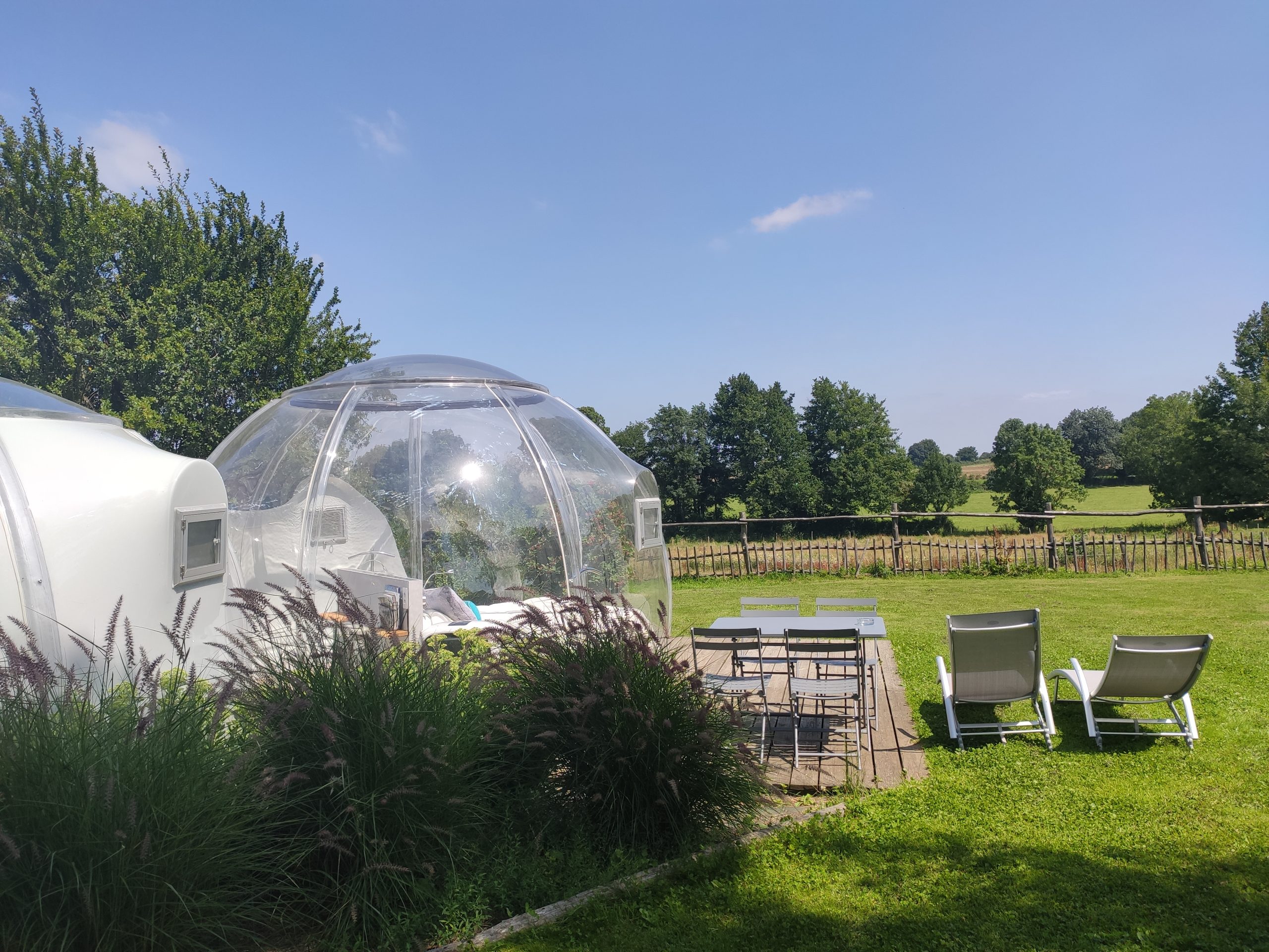 IMG_20210717_124936 Hébergement insolite en bulle transparente, avec vue sur la verdure et chaises longues.