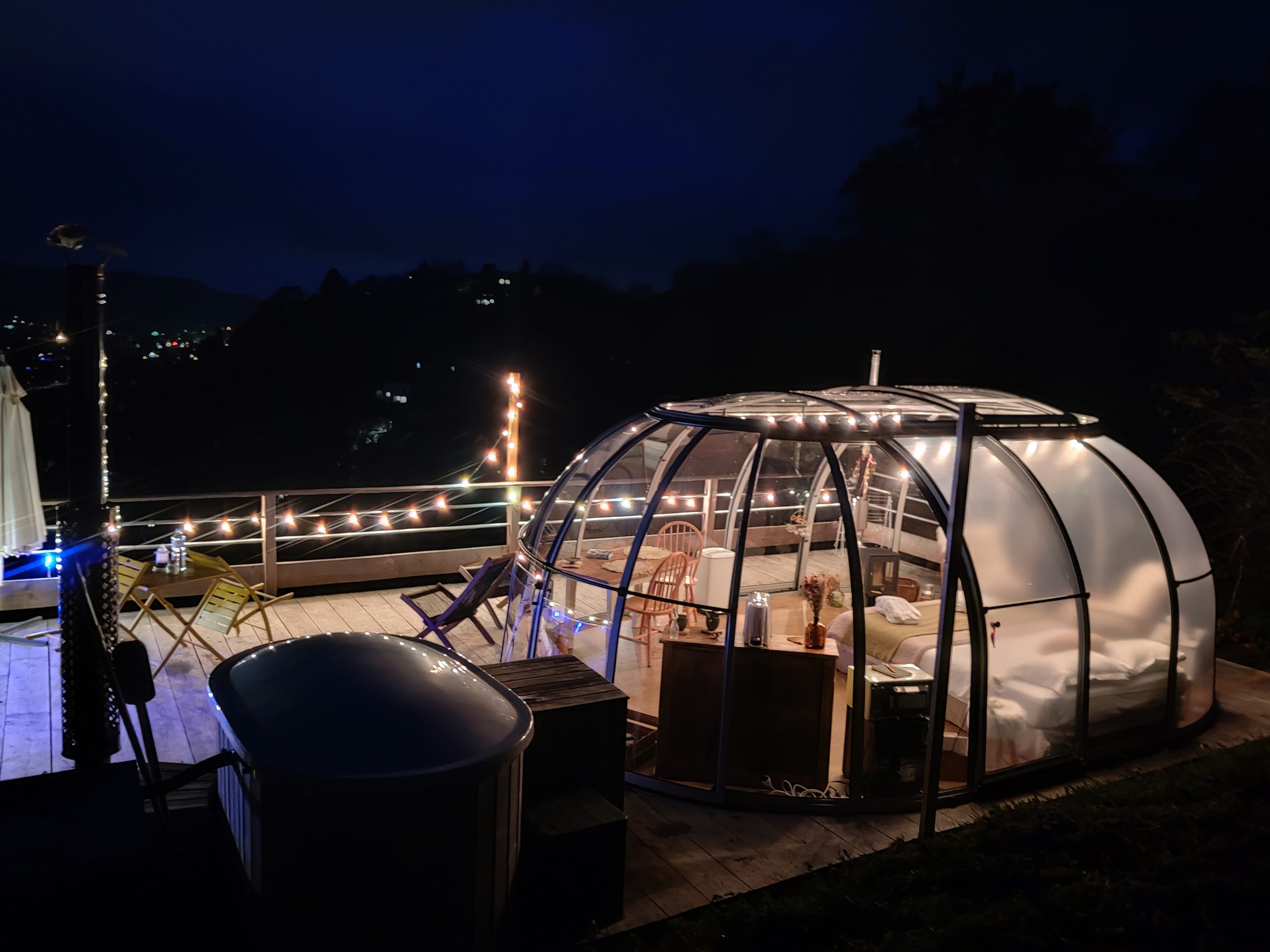 IMG_20221215_181314 Hébergement insolite en bulle transparente, illuminée, avec vue nocturne sur la vallée.