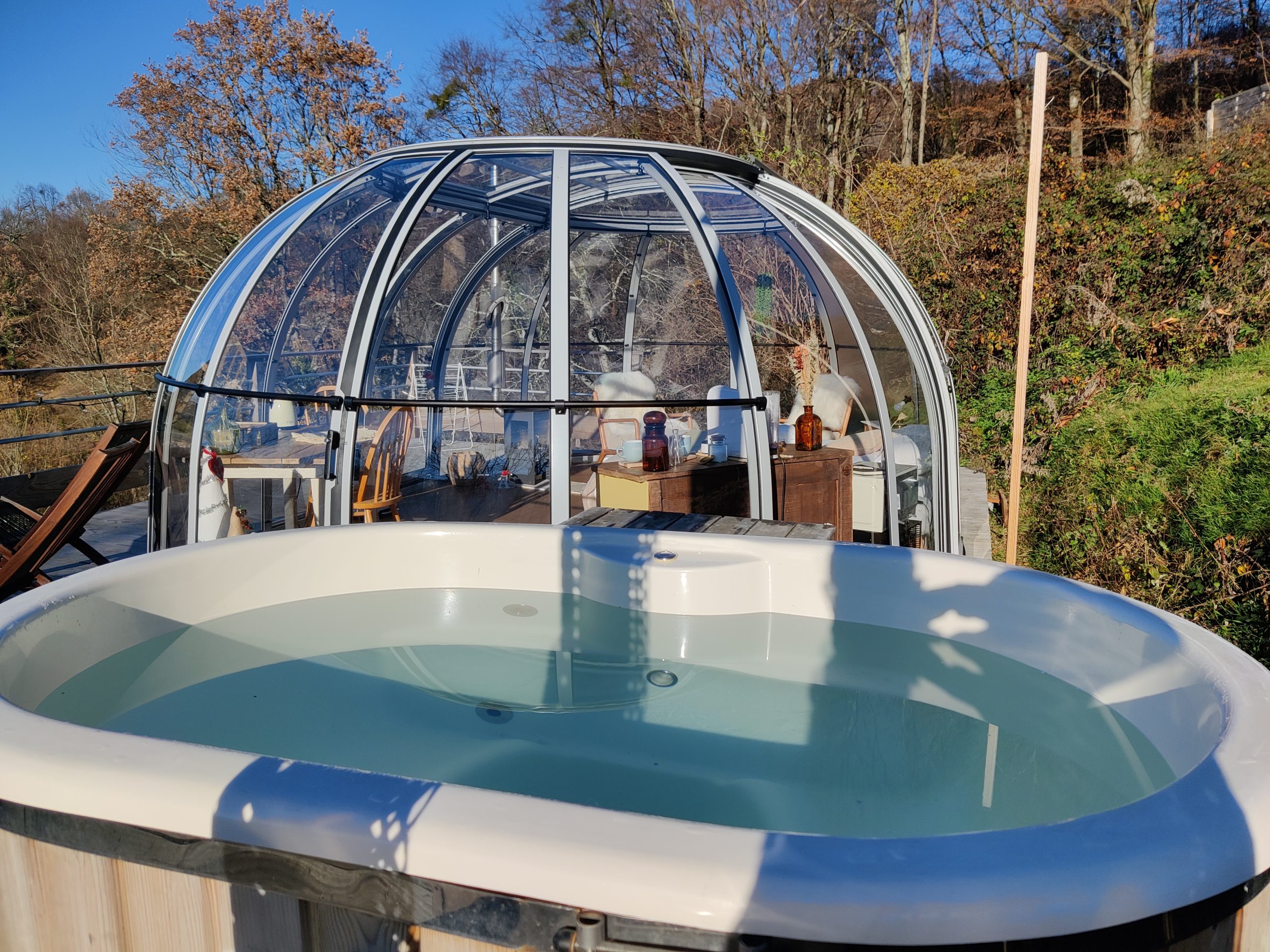 IMG_20221221_150128 Hébergement insolite en Midi-Pyrénées avec jacuzzi et dôme vitré offrant une vue panoramique.