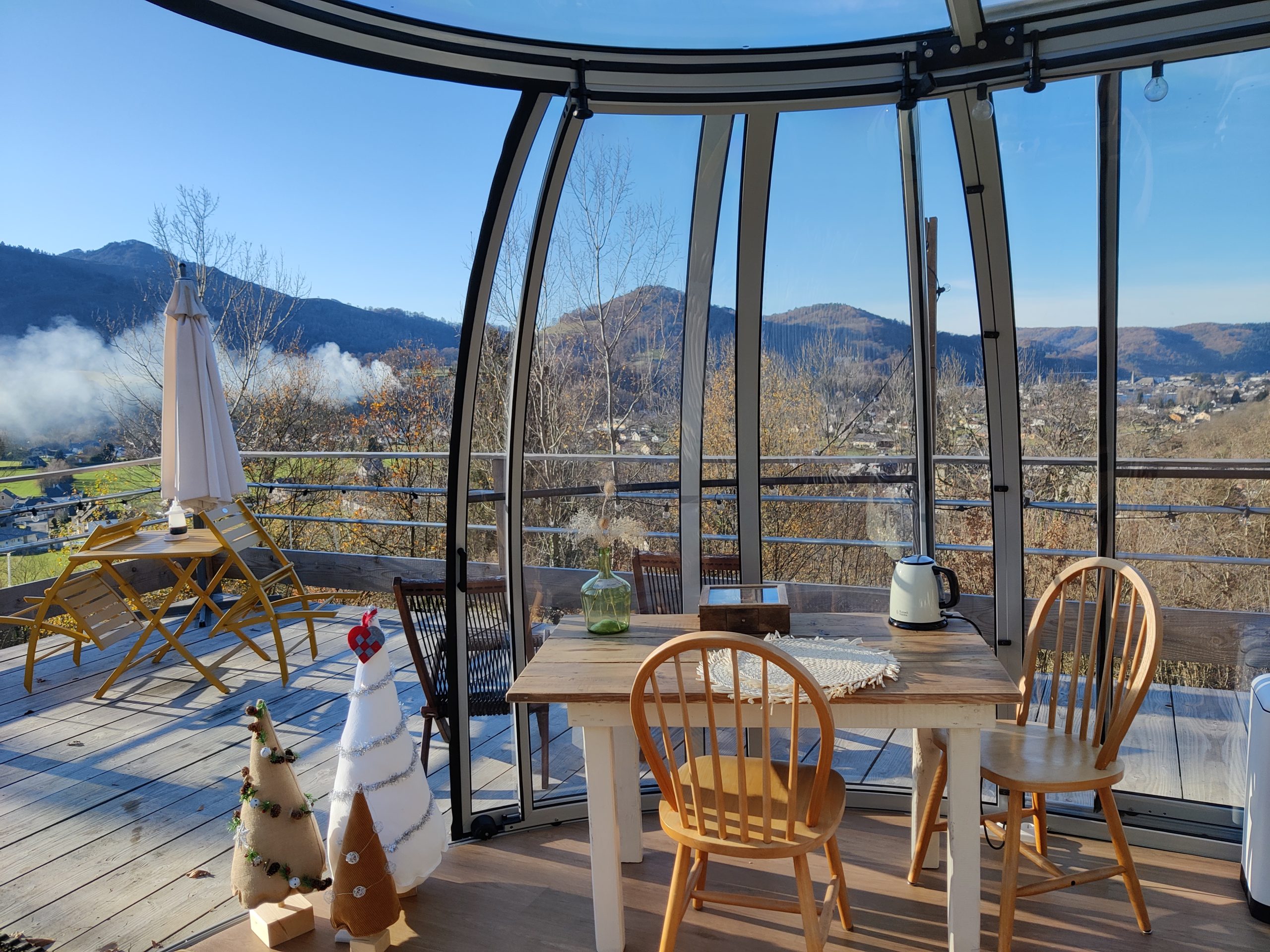 IMG_20221221_152000 Hébergement insolite en verre avec vue panoramique sur les montagnes et la nature.
