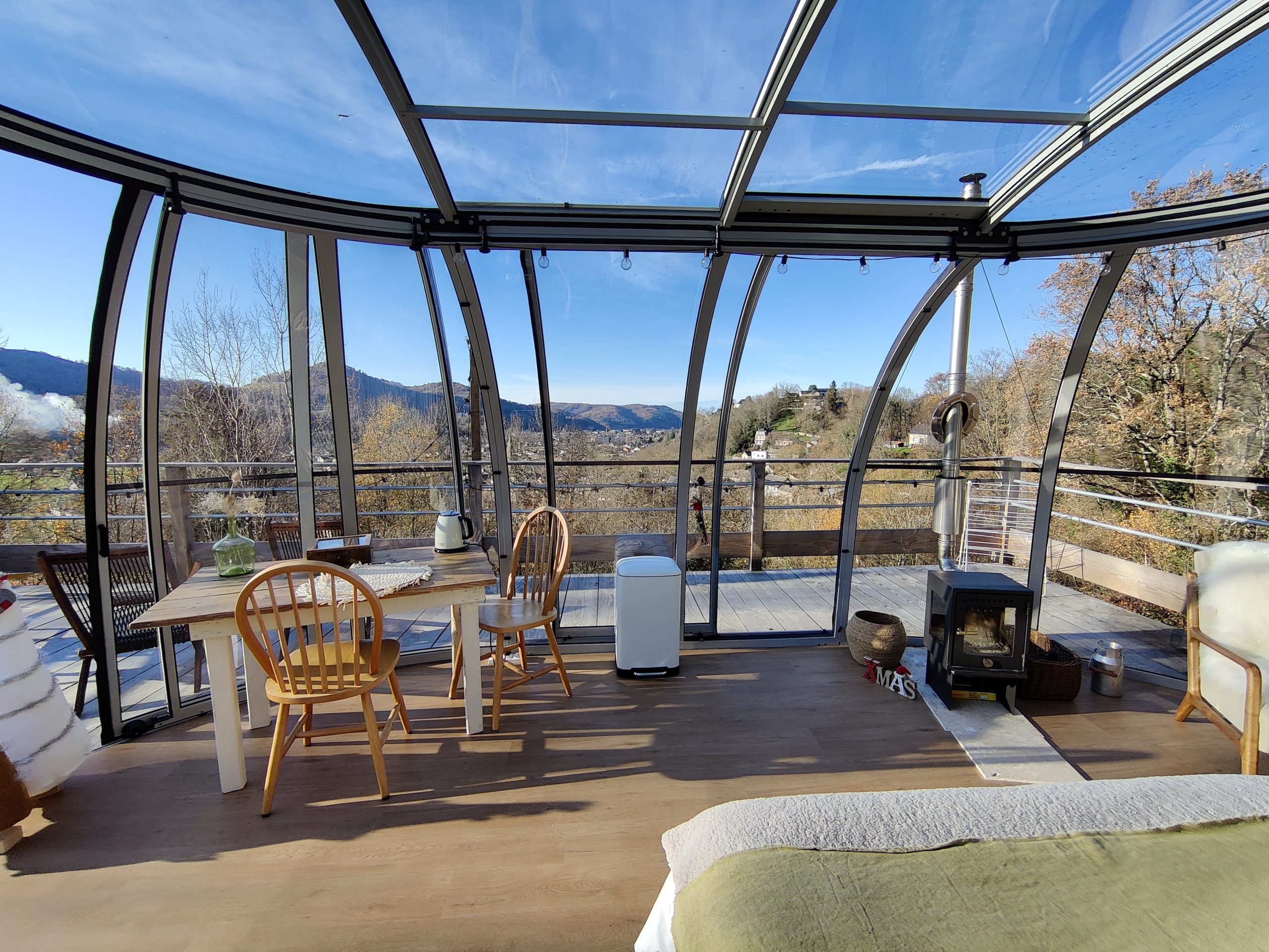 IMG_20221221_152021 Hébergement insolite en verre avec vue panoramique sur les montagnes à Midi-Pyrénées.