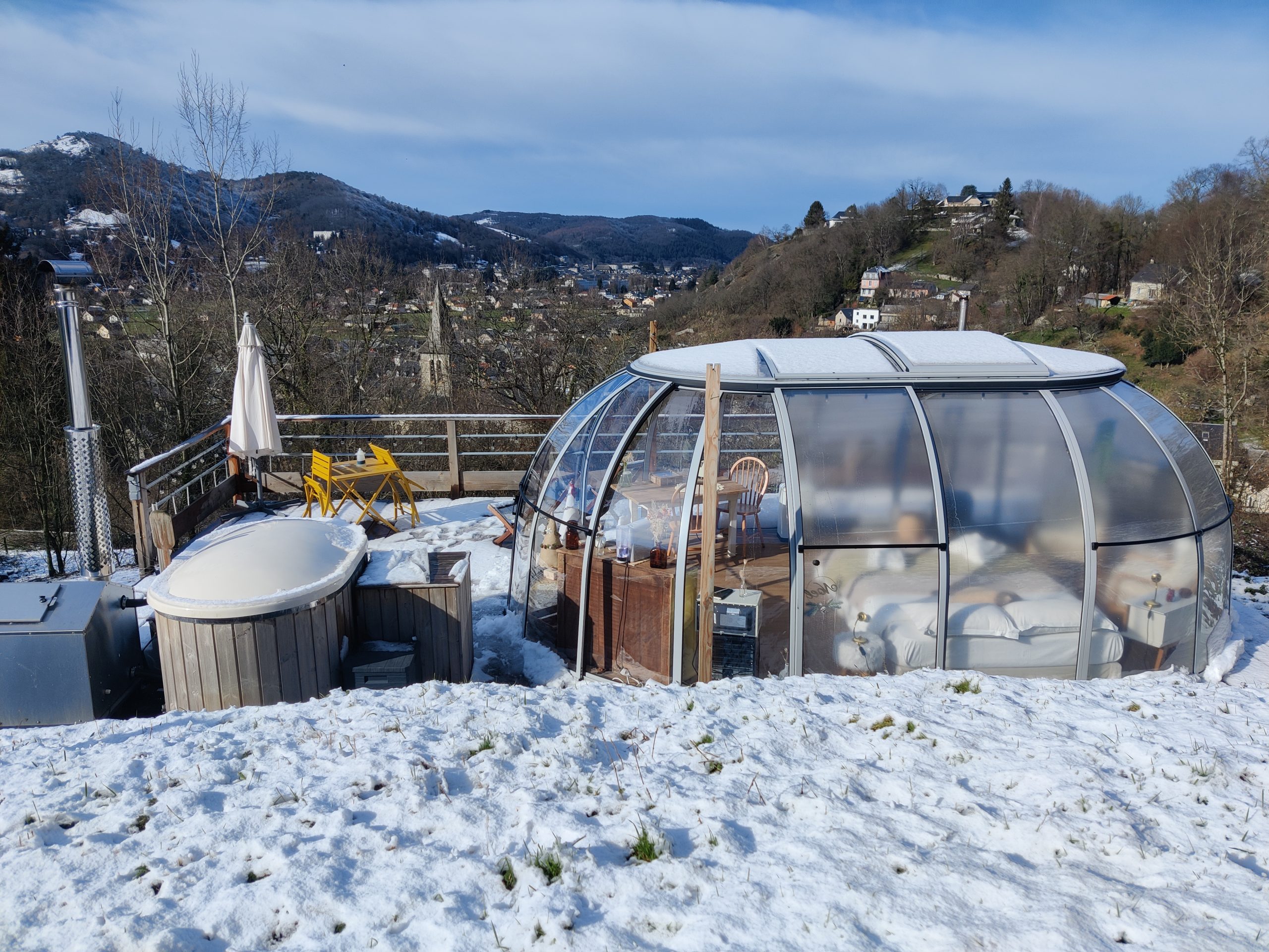 IMG_20230118_133136 Hébergement insolite en bulle transparente avec jacuzzi, entouré de neige et montagnes.