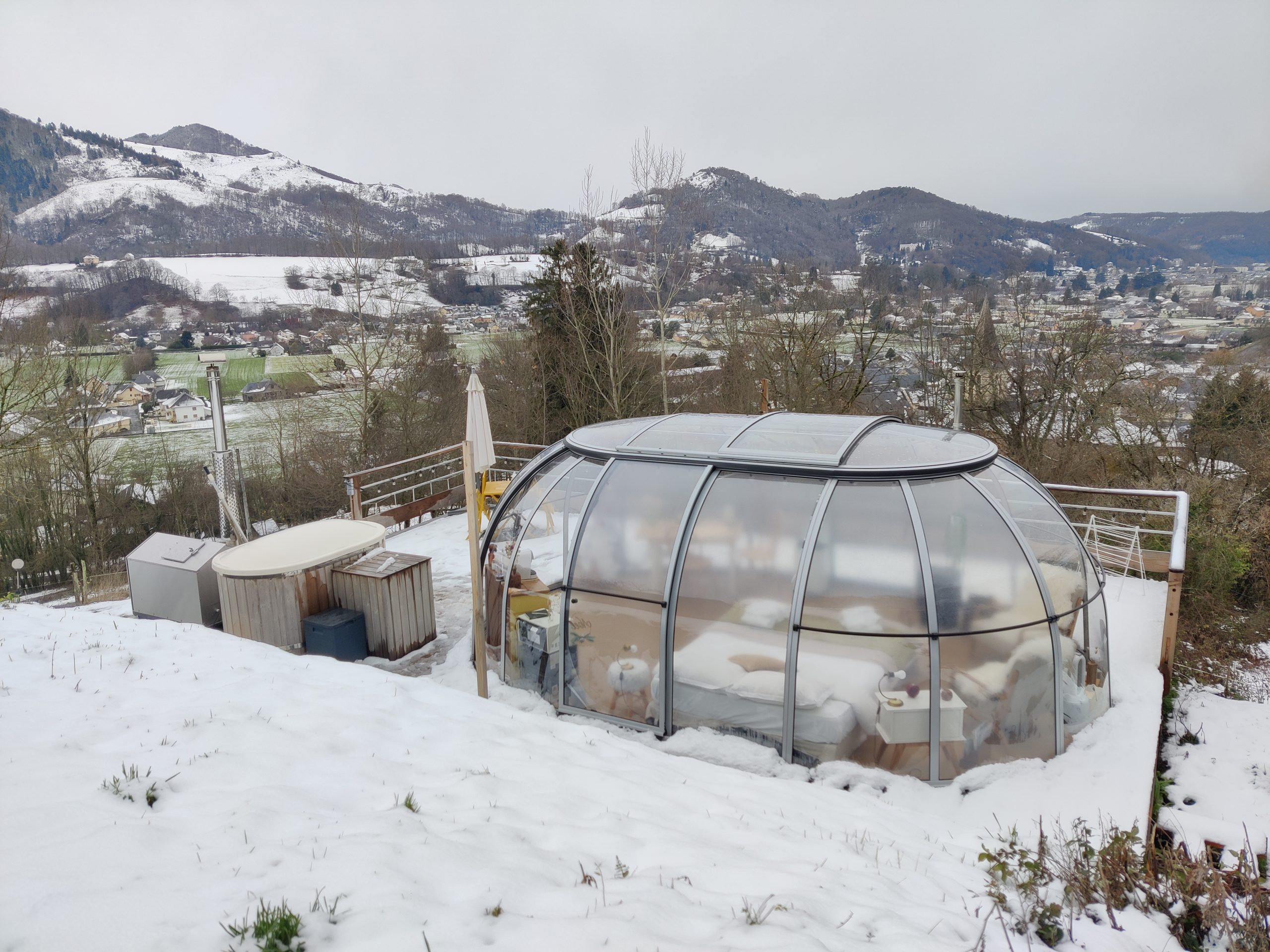 IMG_20230119_155351 Hébergement insolite en bulle transparente, avec vue sur les montagnes enneigées.