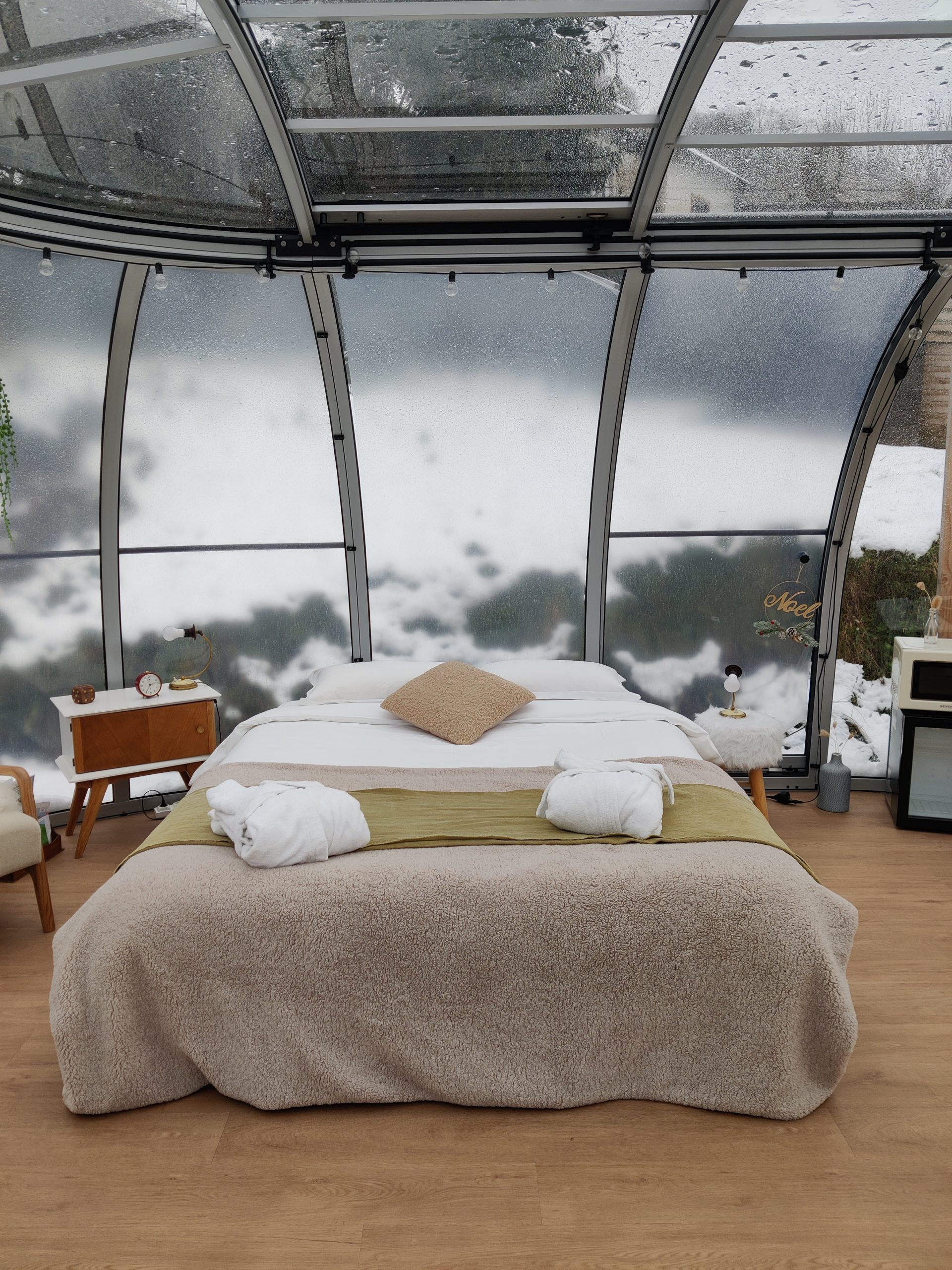 IMG_20230119_160720 Hébergement insolite en Midi-Pyrénées : chambre moderne avec vue panoramique sur la nature.