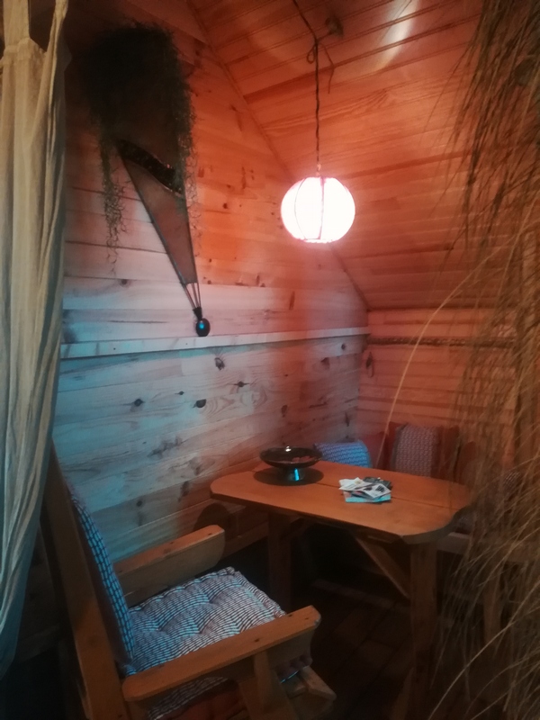 Nid 2020 interieur 4 1 Cabane en bois cosy en Basse-Normandie, avec une lumière suspendue chaleureuse.