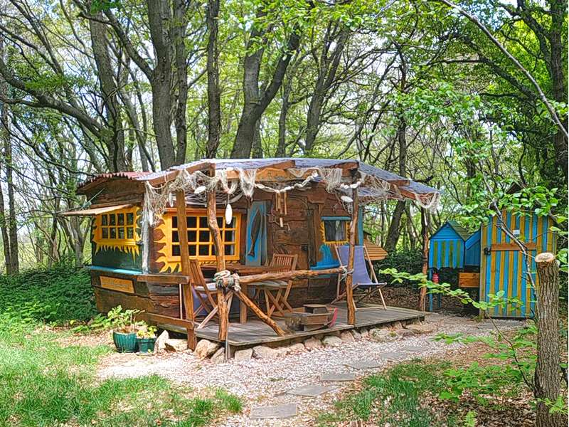 bateau 2022 21 Cabane en bois colorée, nichée dans la verdure de Basse-Normandie.