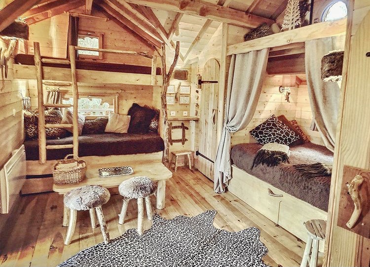 interieur cabane ile Cabane en bois cosy avec lits superposés et décor animalier à lIle-de-France.