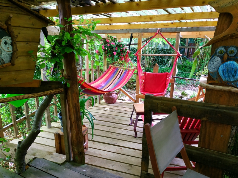 nid terrasse 2022 2 Cabane perchée en Basse-Normandie, avec hamac coloré et décoration en bois.